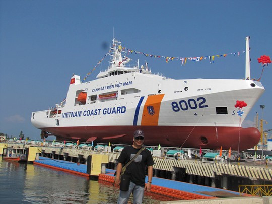 Cận cảnh tàu cảnh sát biển 8002, có bãi đáp trực thăng ảnh 4