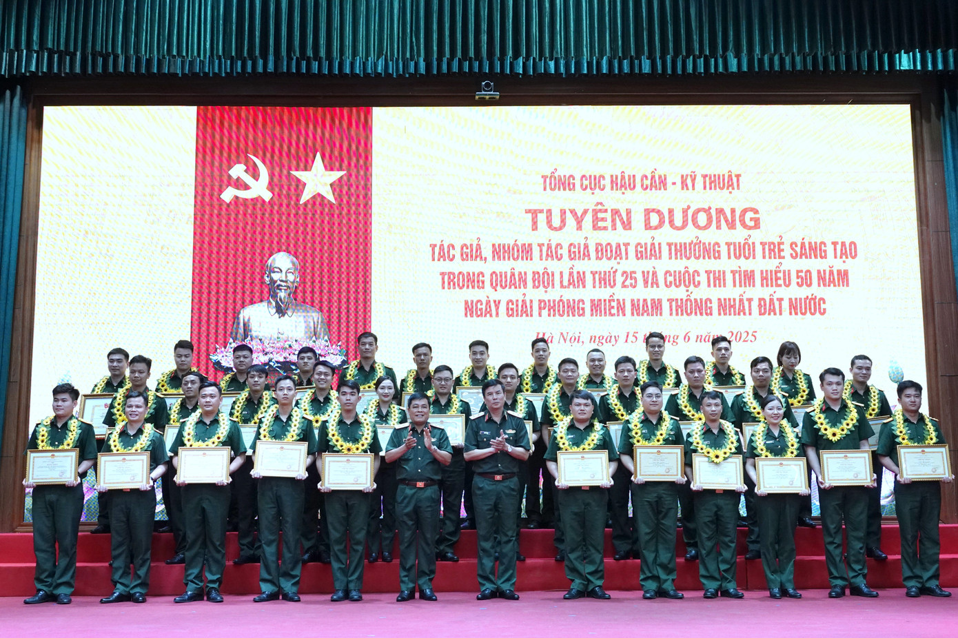 Trung tướng Trần Minh Đức - Chủ nhiệm Tổng cục HC-KT và Trung tướng Đỗ Văn Thiện - Chính ủy Tổng cục HC-KT, trao thưởng cho cán bộ, đoàn viên có thành tích xuất sắc trong tham gia khắc phục hậu quả động đất tại Myanmar, đoạt giải Giải thưởng TTST trong Quân đội lần thứ 25 và Cuộc thi tìm hiểu 50 năm Ngày giải phóng miền Nam, thống nhất đất nước.