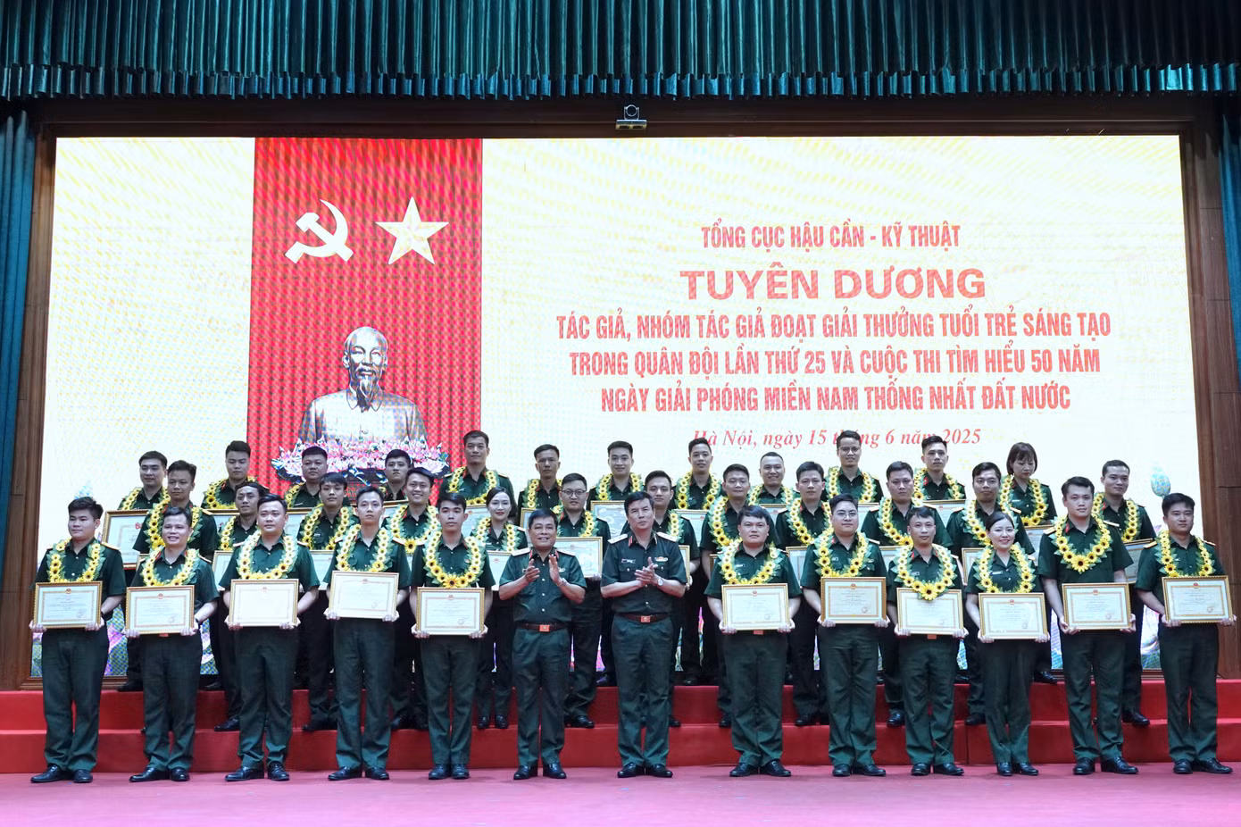 Trung tướng Trần Minh Đức - Chủ nhiệm Tổng cục HC-KT và Trung tướng Đỗ Văn Thiện - Chính ủy Tổng cục HC-KT, trao thưởng cho cán bộ, đoàn viên có thành tích xuất sắc trong tham gia khắc phục hậu quả động đất tại Myanmar, đoạt giải Giải thưởng TTST trong Quân đội lần thứ 25 và Cuộc thi tìm hiểu 50 năm Ngày giải phóng miền Nam, thống nhất đất nước.