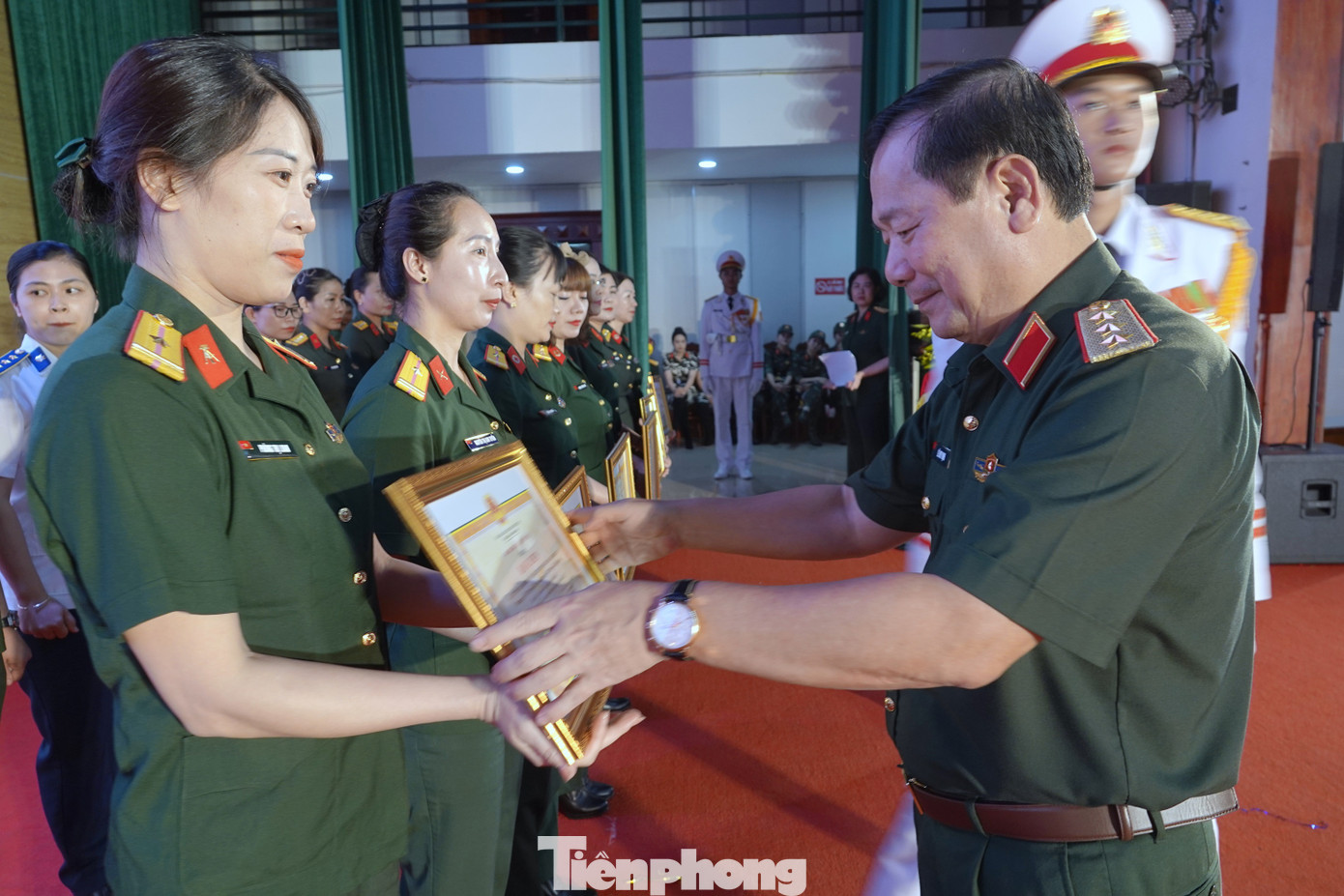 Lãnh đạo Bộ Quốc phòng, Tổng cục Chính trị và Bộ tư lệnh Thủ đô Hà Nội trao thưởng các tập thể, cá nhân xuất sắc tại Liên hoan.