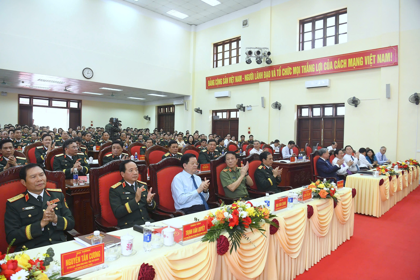 Tổng Bí thư và các đại biểu tham dự chương trình làm việc với cán bộ, chiến sĩ Binh chủng TTG.