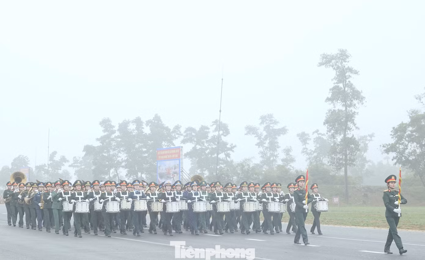 Khối nữ Quân nhạc tham gia hợp luyện đội hình khối tại TB4 trong thời tiết sương mù, tháng 3/2025.