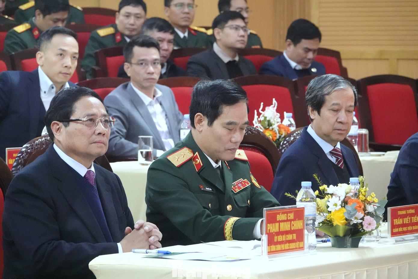 Thủ tướng và các đại biểu tham dự chương trình.