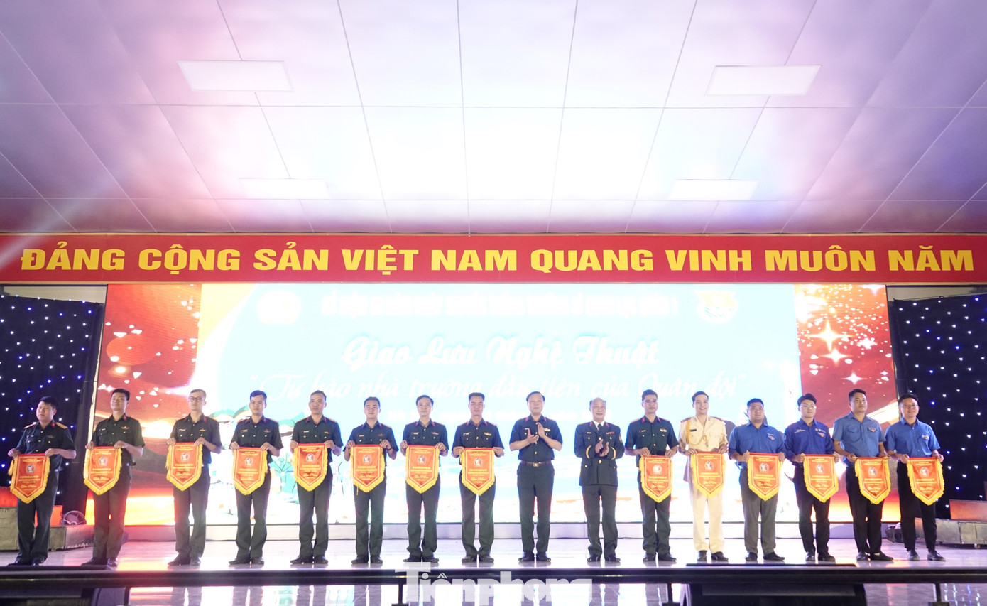 Lãnh đạo Trường Sĩ quan Lục quân 1 và Ban Thanh niên Quân đội trao cờ lưu niệm tặng Đoàn thanh niên các nhà trường và đơn vị kết nghĩa tham gia Hội trại thanh niên của nhà trường.
