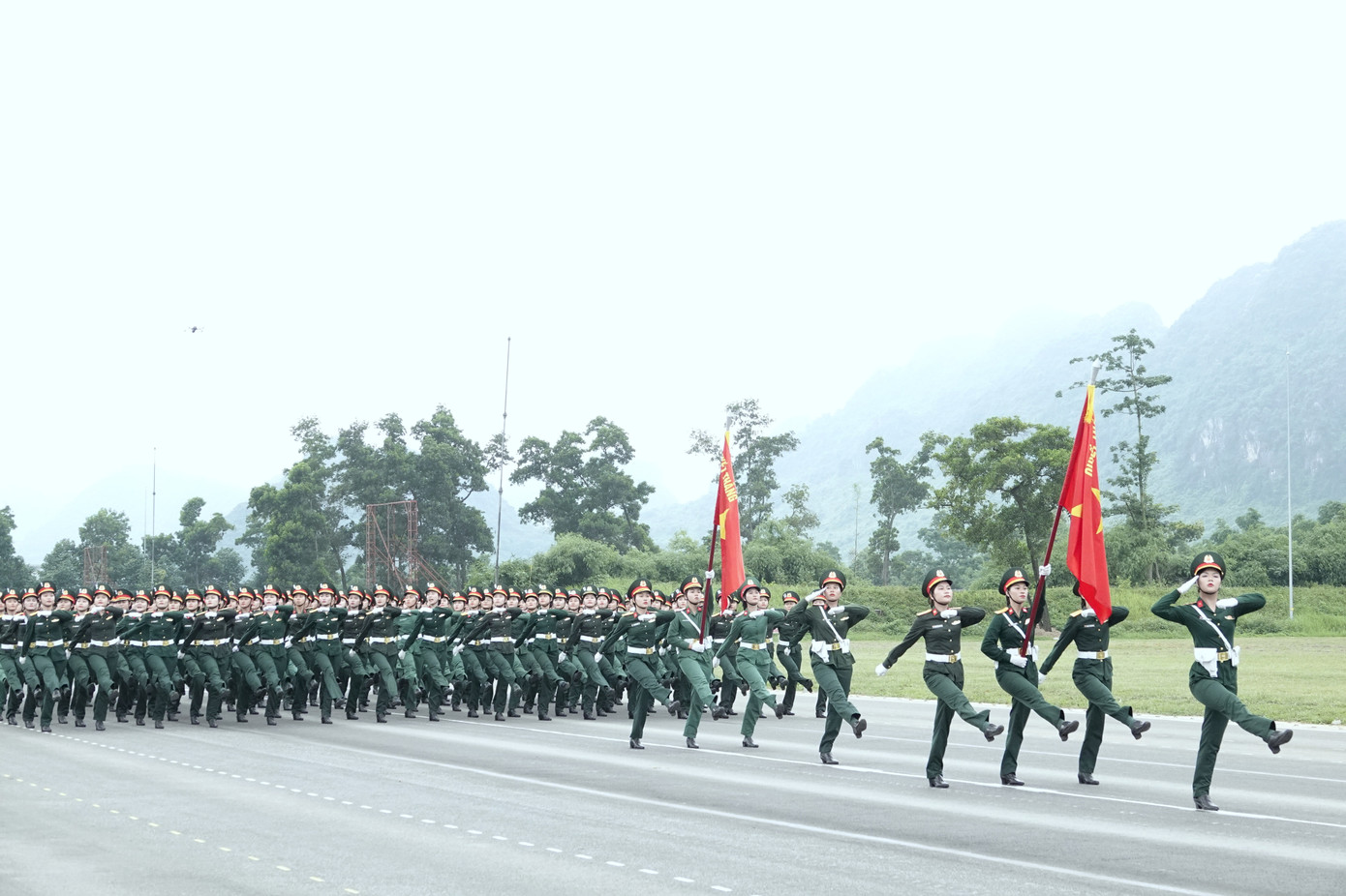 Khối nữ sĩ quan Quân y trong nhịp bước diễu binh tại TB4.