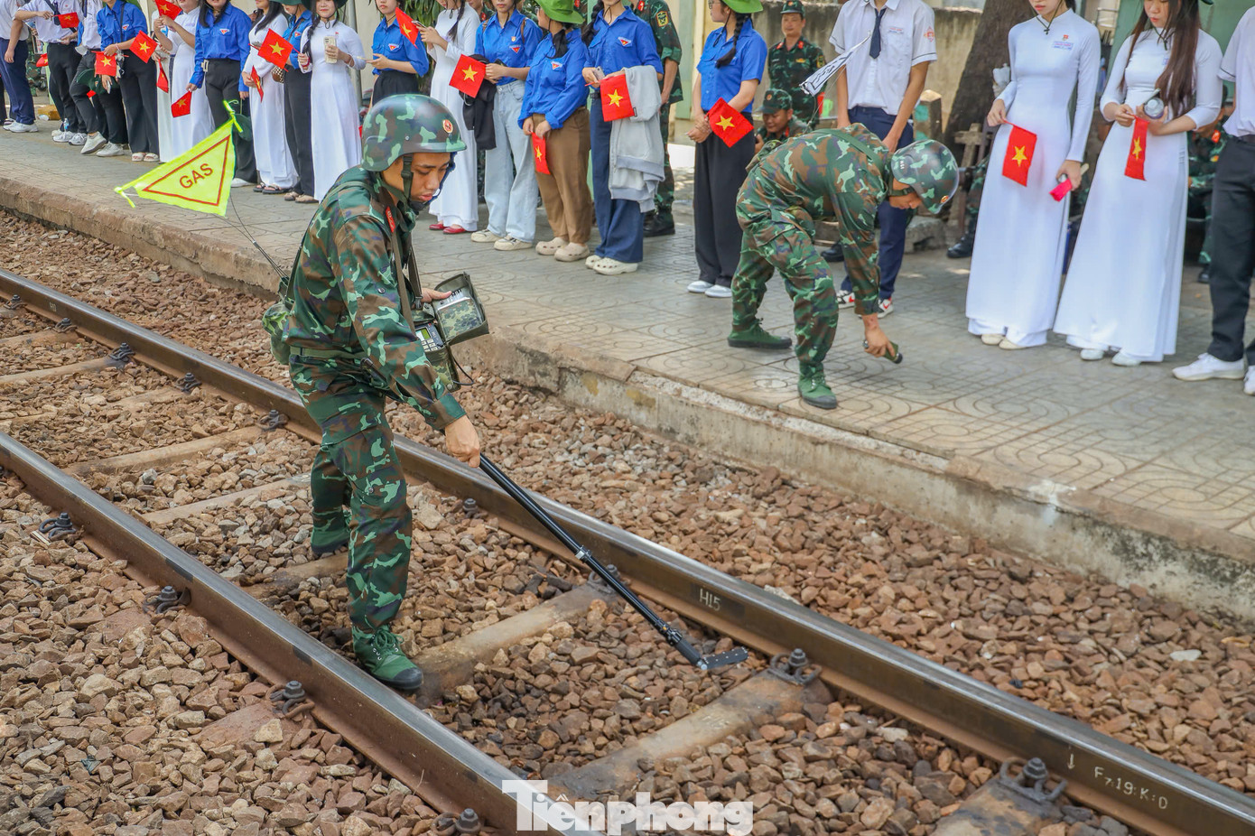Bộ đội Lữ đoàn 87 trinh sát hóa học tại ga Biên Hòa - nơi dừng chân của các đoàn tàu chở cán bộ, chiến sĩ tham gia diễu binh, diễu hành.