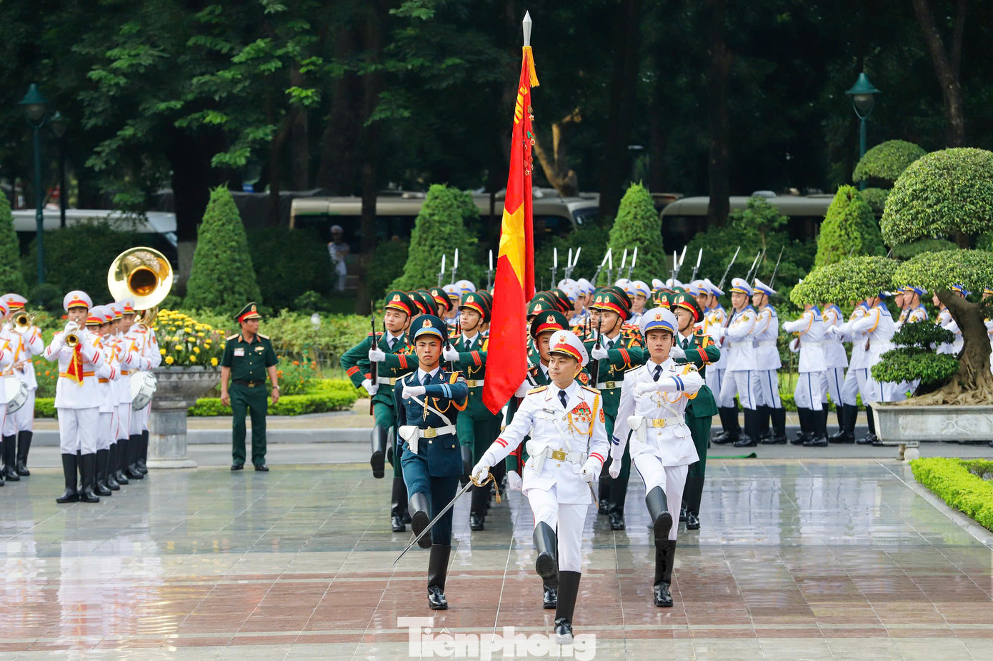 Thiếu tá Quang Huyền Thơ dẫn đầu Đội danh dự Quân đội nhân dân Việt Nam thực hiện nhiệm vụ đón yếu nhân tới thăm Việt Nam. Thiếu tá Quang Huyền Thơ dẫn đầu Đội danh dự Quân đội nhân dân Việt Nam thực hiện nhiệm vụ đón yếu nhân tới thăm Việt Nam.