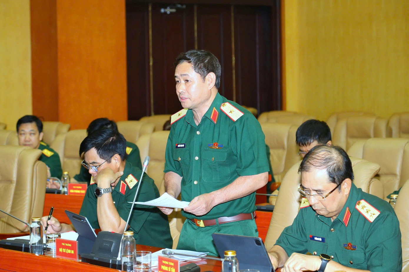 Các đại biểu nêu ý kiến tại hội nghị. Các đại biểu nêu ý kiến tại hội nghị.