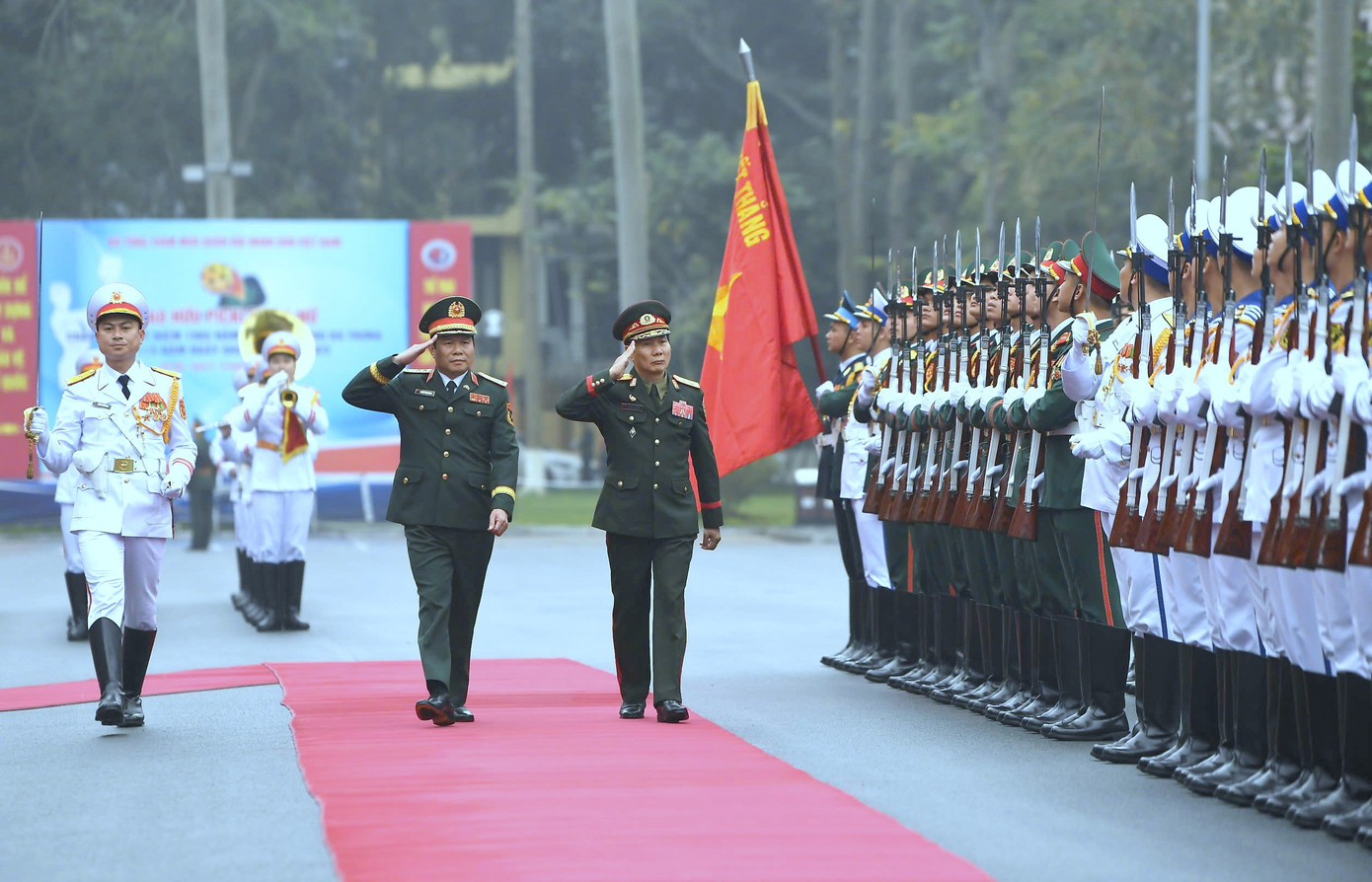 Đại tướng Nguyễn Tân Cương và Trung tướng Saichay Kommasith duyệt Đội danh dự QĐND Việt Nam, tại lễ đón sáng 5/3.