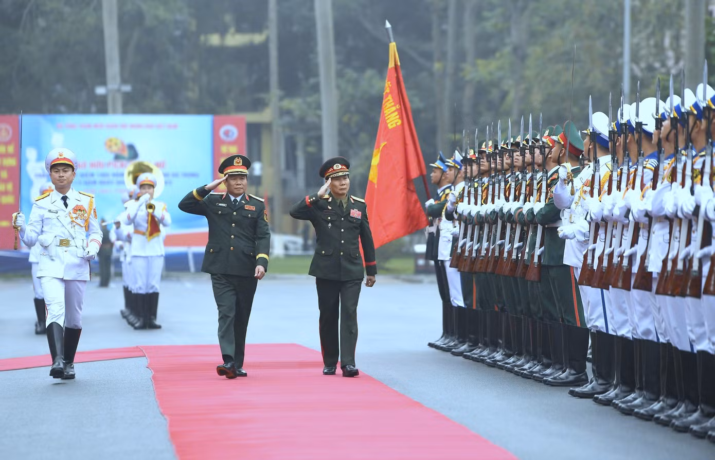 Đại tướng Nguyễn Tân Cương và Trung tướng Saichay Kommasith duyệt Đội danh dự QĐND Việt Nam, tại lễ đón sáng 5/3.