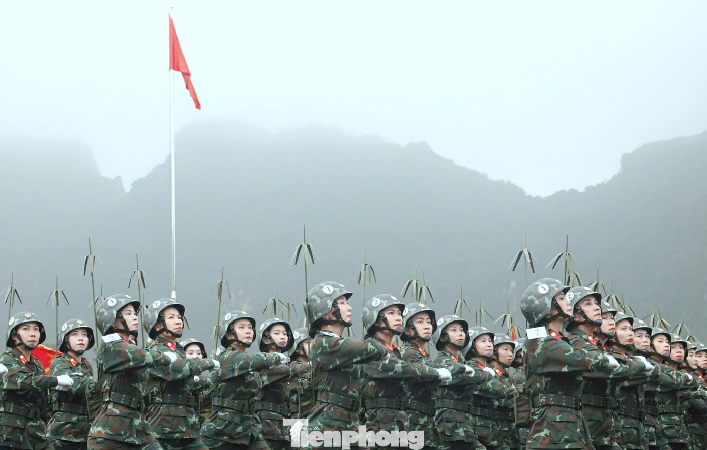 Những bóng hồng giữ mạch máu thông tin quân sự trong Khối nữ sĩ quan Thông tin. Những bóng hồng giữ mạch máu thông tin quân sự trong Khối nữ sĩ quan Thông tin.