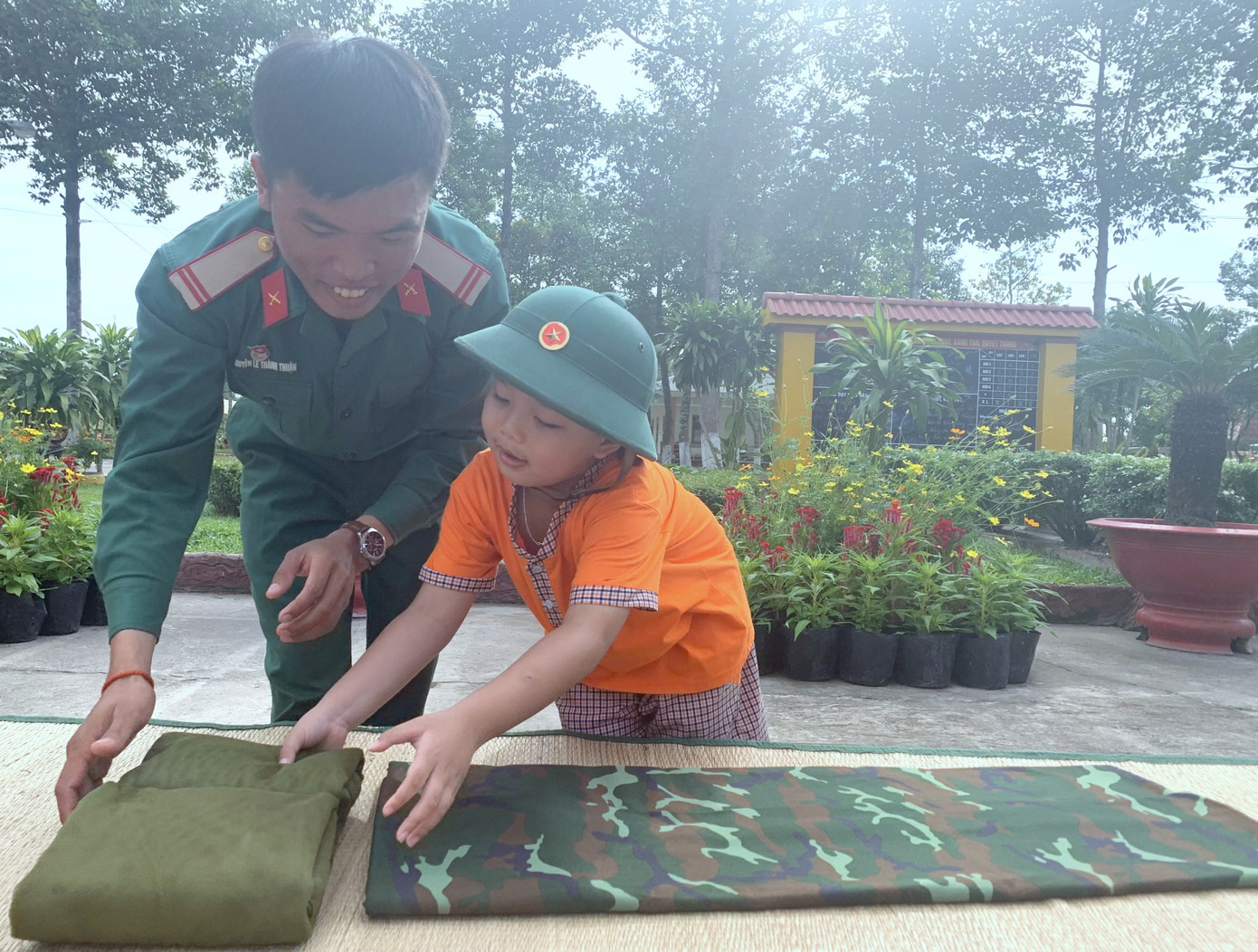 Học sinh mầm non trên địa bàn đơn vị đóng quân tham quan, trải nghiệm tại Trung đoàn 5. Học sinh mầm non trên địa bàn đơn vị đóng quân tham quan, trải nghiệm tại Trung đoàn 5.