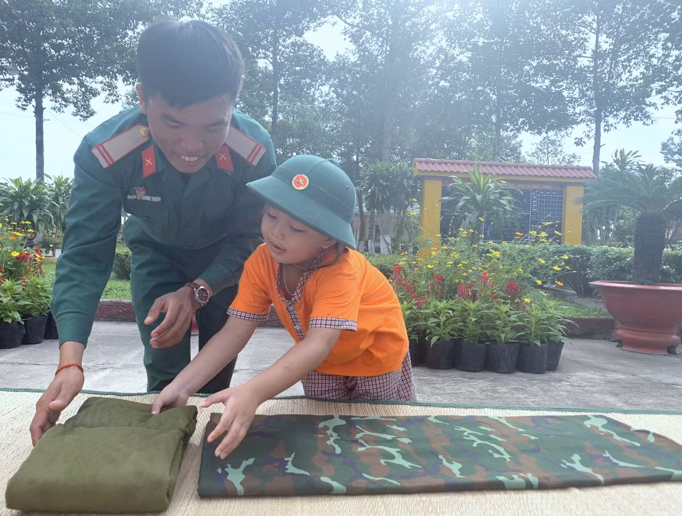Học sinh mầm non trên địa bàn đơn vị đóng quân tham quan, trải nghiệm tại Trung đoàn 5. Học sinh mầm non trên địa bàn đơn vị đóng quân tham quan, trải nghiệm tại Trung đoàn 5.