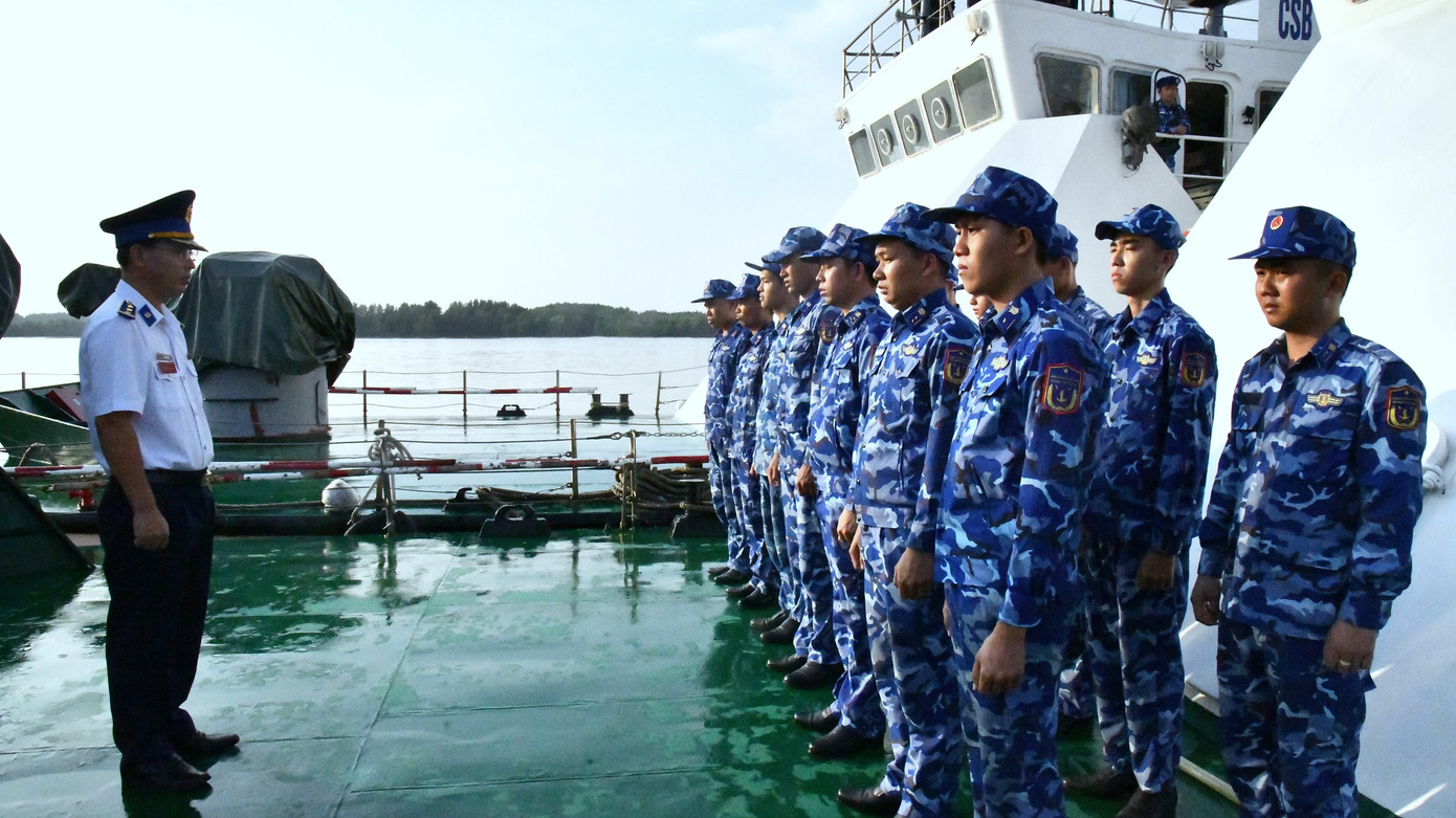 Thượng tá Lê Đức Tuấn - Hải đoàn trưởng Hải đoàn 42, quán triệt nhiệm vụ, động viên cán bộ, chiến sĩ tàu Cảnh sát biển 6009. Thượng tá Lê Đức Tuấn - Hải đoàn trưởng Hải đoàn 42, quán triệt nhiệm vụ, động viên cán bộ, chiến sĩ tàu Cảnh sát biển 6009.