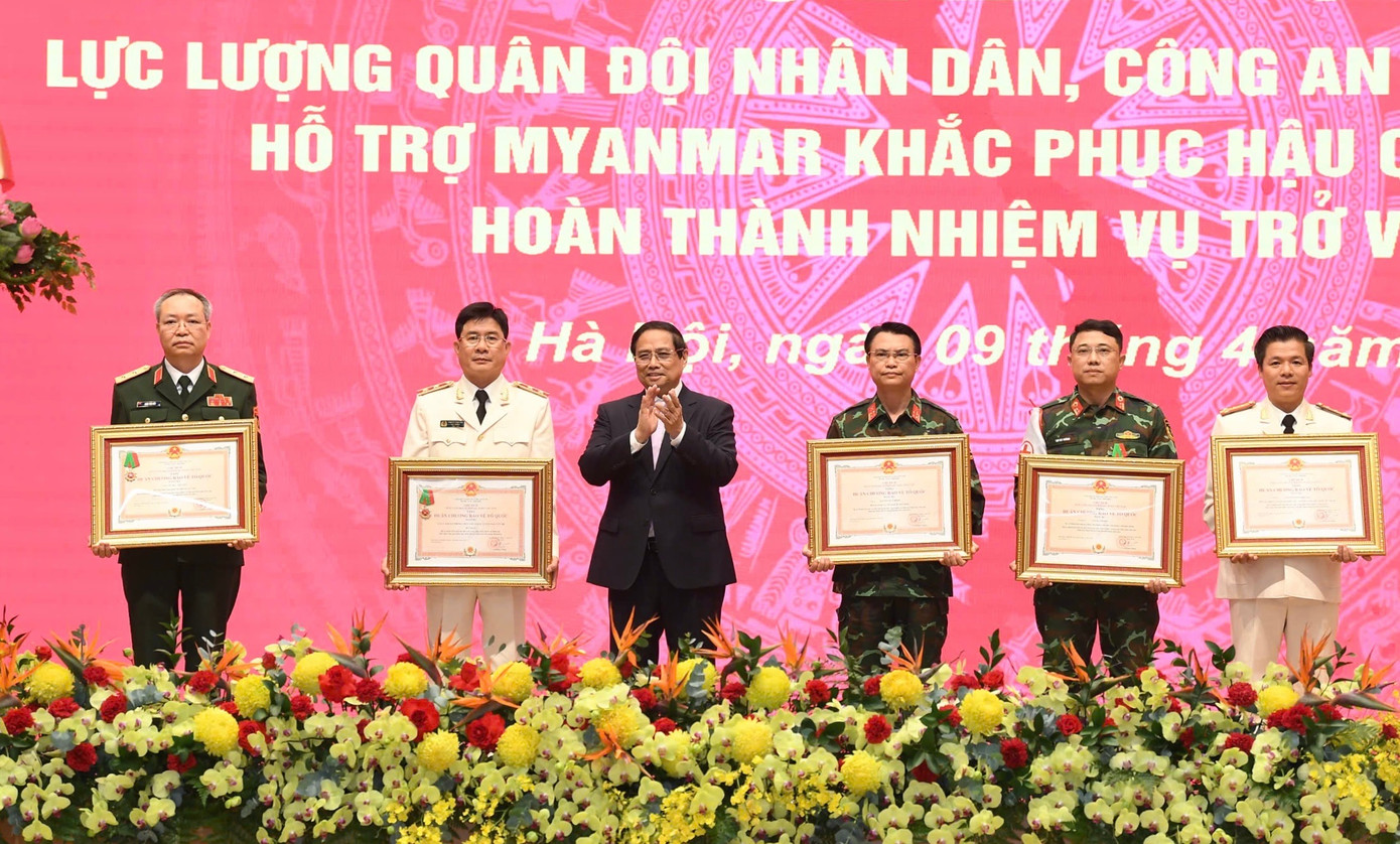 Thủ tướng Phạm Minh Chính trao Huân chương Bảo vệ Tổ quốc hạng Ba tặng các tập thể và cá nhân có thành tích xuất sắc giúp Myanmar khắc phục hậu quả động đất. Thủ tướng Phạm Minh Chính trao Huân chương Bảo vệ Tổ quốc hạng Ba tặng các tập thể và cá nhân có thành tích xuất sắc giúp Myanmar khắc phục hậu quả động đất.