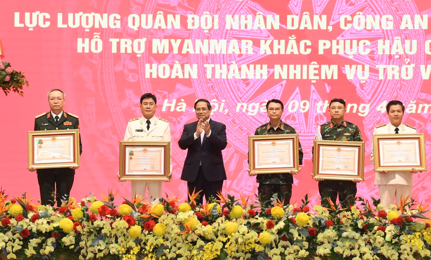 Thủ tướng Phạm Minh Chính trao Huân chương Bảo vệ Tổ quốc hạng Ba tặng các tập thể và cá nhân có thành tích xuất sắc giúp Myanmar khắc phục hậu quả động đất. Thủ tướng Phạm Minh Chính trao Huân chương Bảo vệ Tổ quốc hạng Ba tặng các tập thể và cá nhân có thành tích xuất sắc giúp Myanmar khắc phục hậu quả động đất.