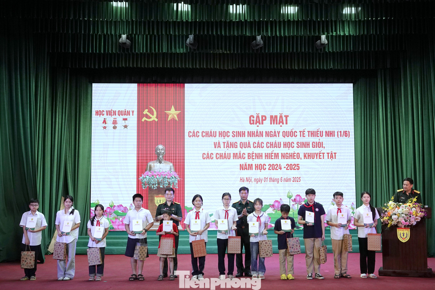 Lãnh đạo Phòng Chính trị và Phòng Hậu cần - Kỹ thuật (Học viện Quân y) trao quà tặng các học sinh đoạt giải cấp tỉnh, thành phố và cấp quận, huyện. Lãnh đạo Phòng Chính trị và Phòng Hậu cần - Kỹ thuật (Học viện Quân y) trao quà tặng các học sinh đoạt giải cấp tỉnh, thành phố và cấp quận, huyện.