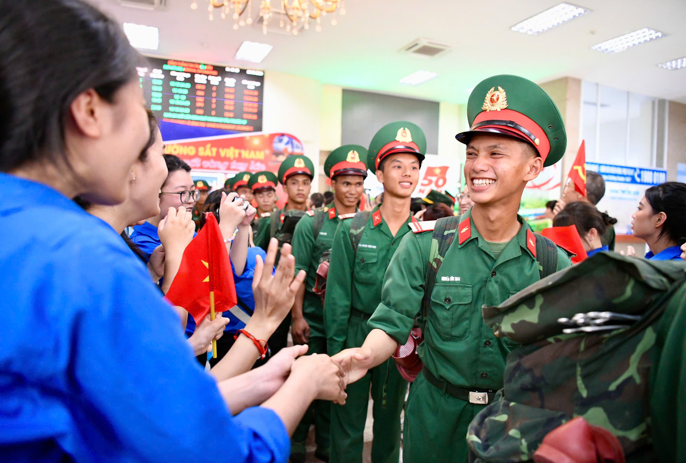 Khuôn viên ga Hà Nội ngập tràn tiếng nói cười, thăm hỏi như đón người thân trở về sau chặng đường xa.