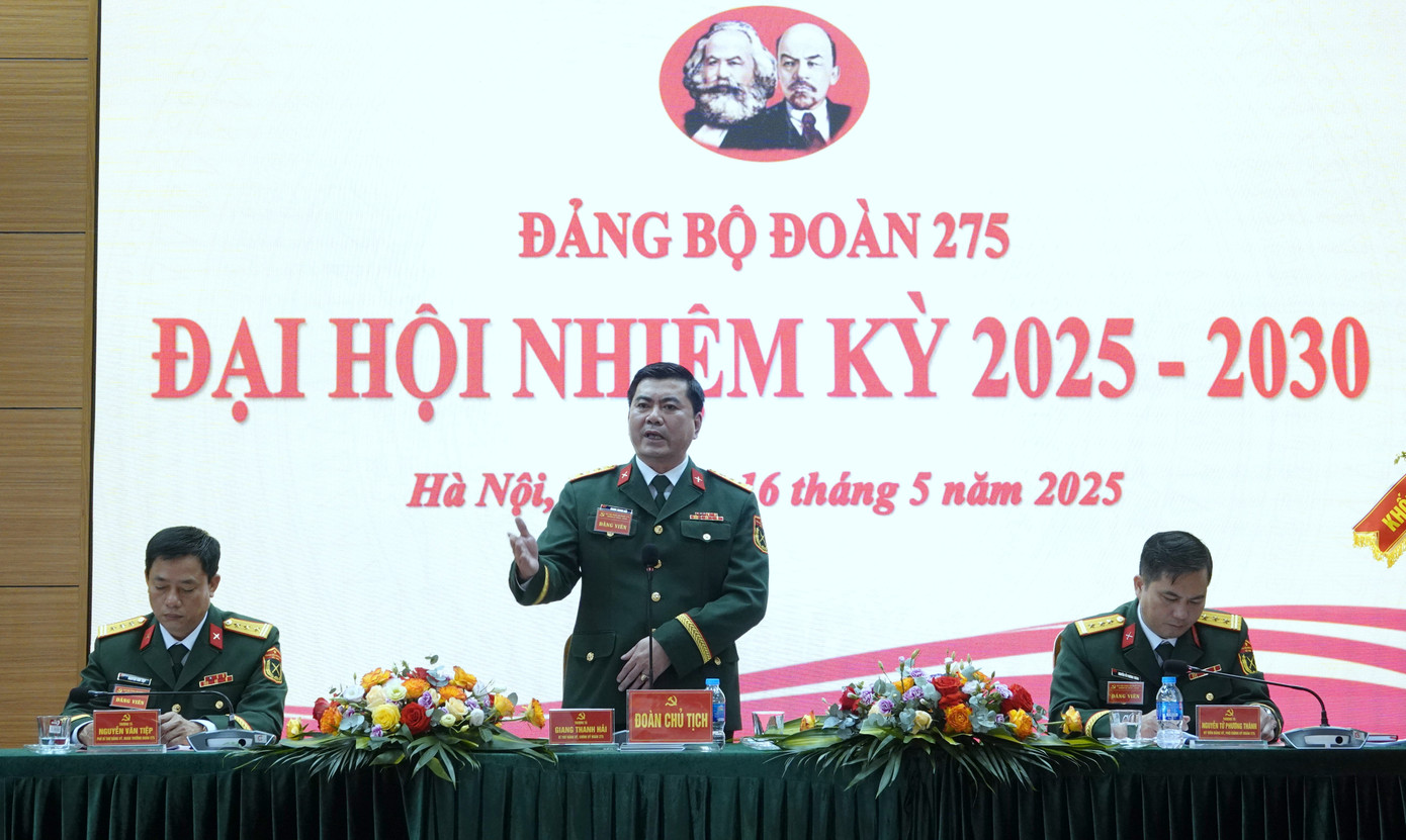 Thượng tá Giang Thanh Hải - Bí thư Đảng ủy, Chính ủy Đoàn 275 (giữa) và Đoàn Chủ tịch điều hành đại hội.