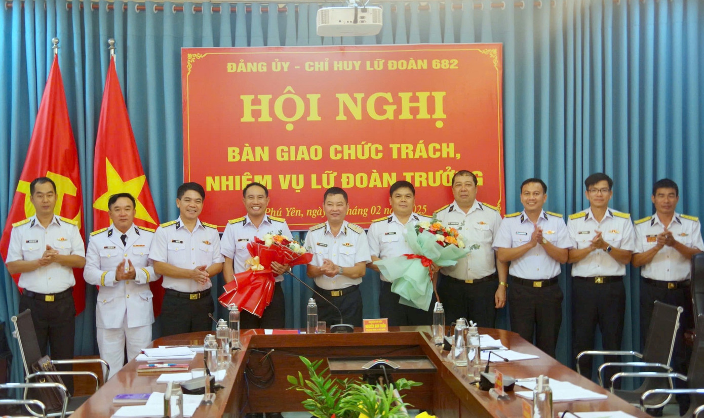 Tham dự hội nghị bàn giao có lãnh đạo các cơ quan Bộ Tư lệnh Vùng 4 Hải quân; lãnh đạo Đảng ủy, chỉ huy Lữ đoàn 682 và chỉ huy cơ quan, đơn vị trực thuộc.