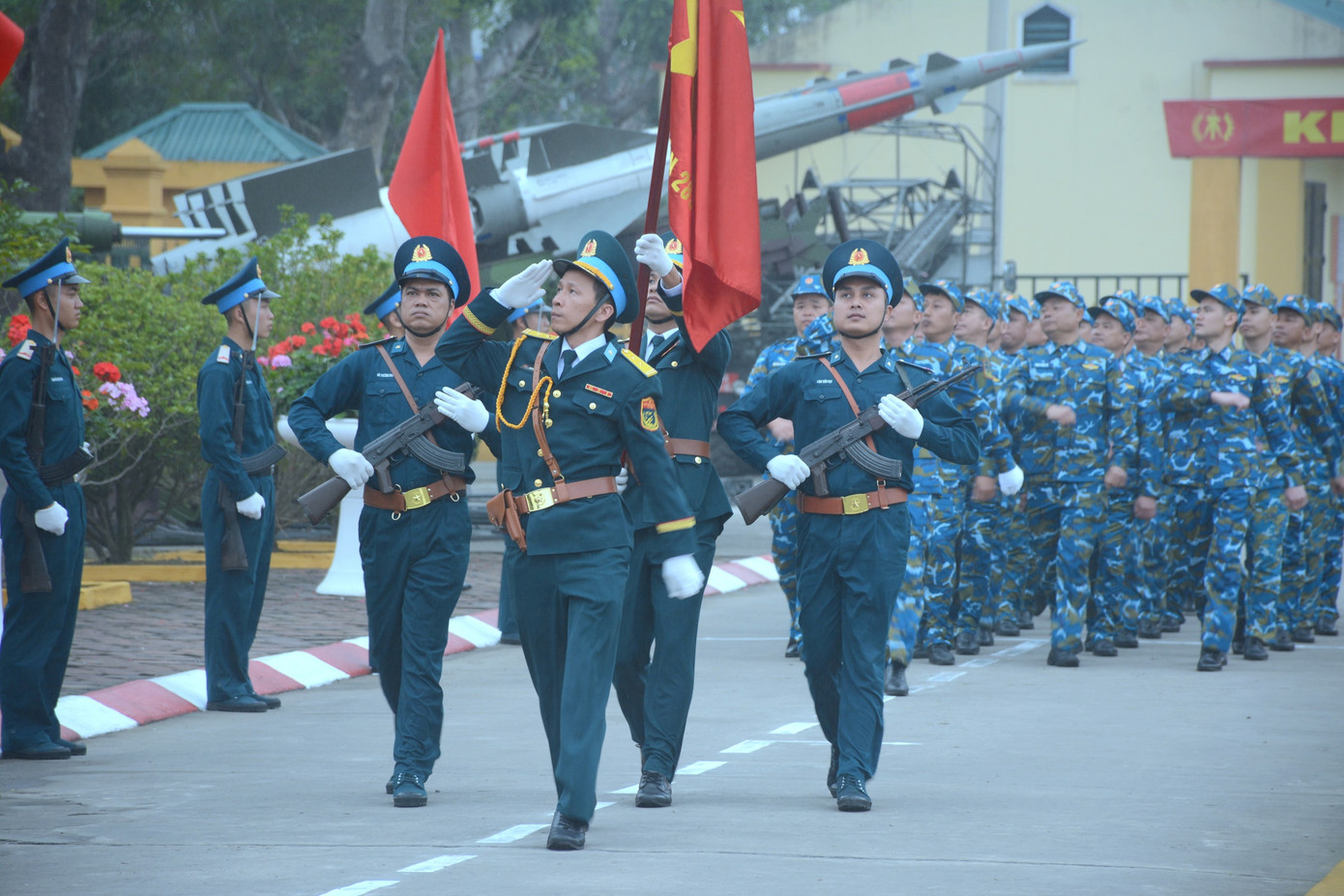 Cán bộ, chiến sĩ Trung đoàn 285 duyệt đội ngũ tại Lễ ra quân huấn luyện.