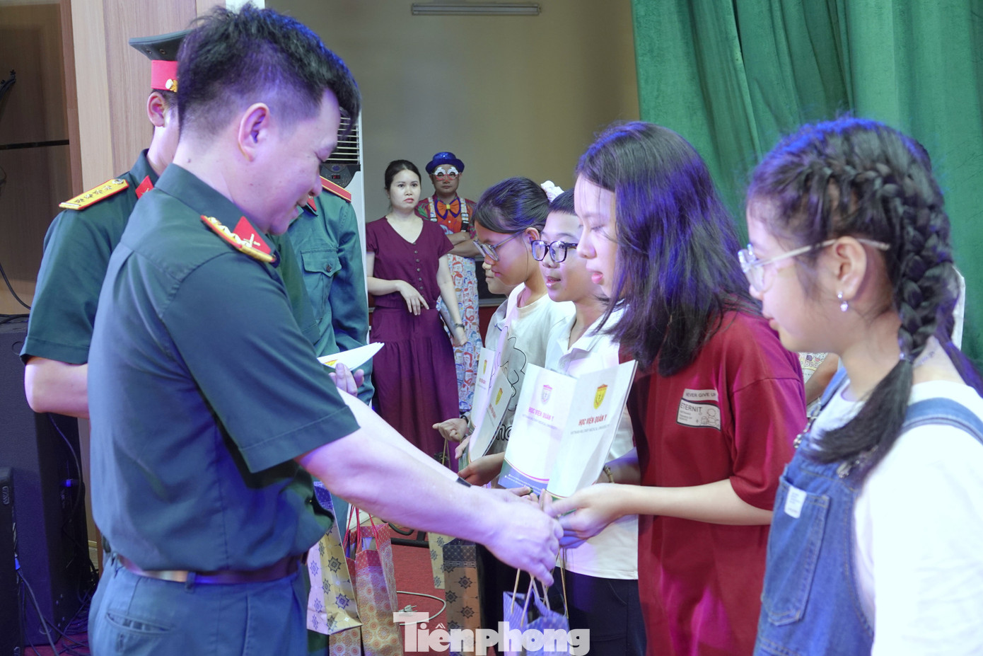 Lãnh đạo Phòng Chính trị và Phòng Hậu cần - Kỹ thuật (Học viện Quân y) trao quà tặng các học sinh đoạt giải cấp tỉnh, thành phố và cấp quận, huyện. Lãnh đạo Phòng Chính trị và Phòng Hậu cần - Kỹ thuật (Học viện Quân y) trao quà tặng các học sinh đoạt giải cấp tỉnh, thành phố và cấp quận, huyện.
