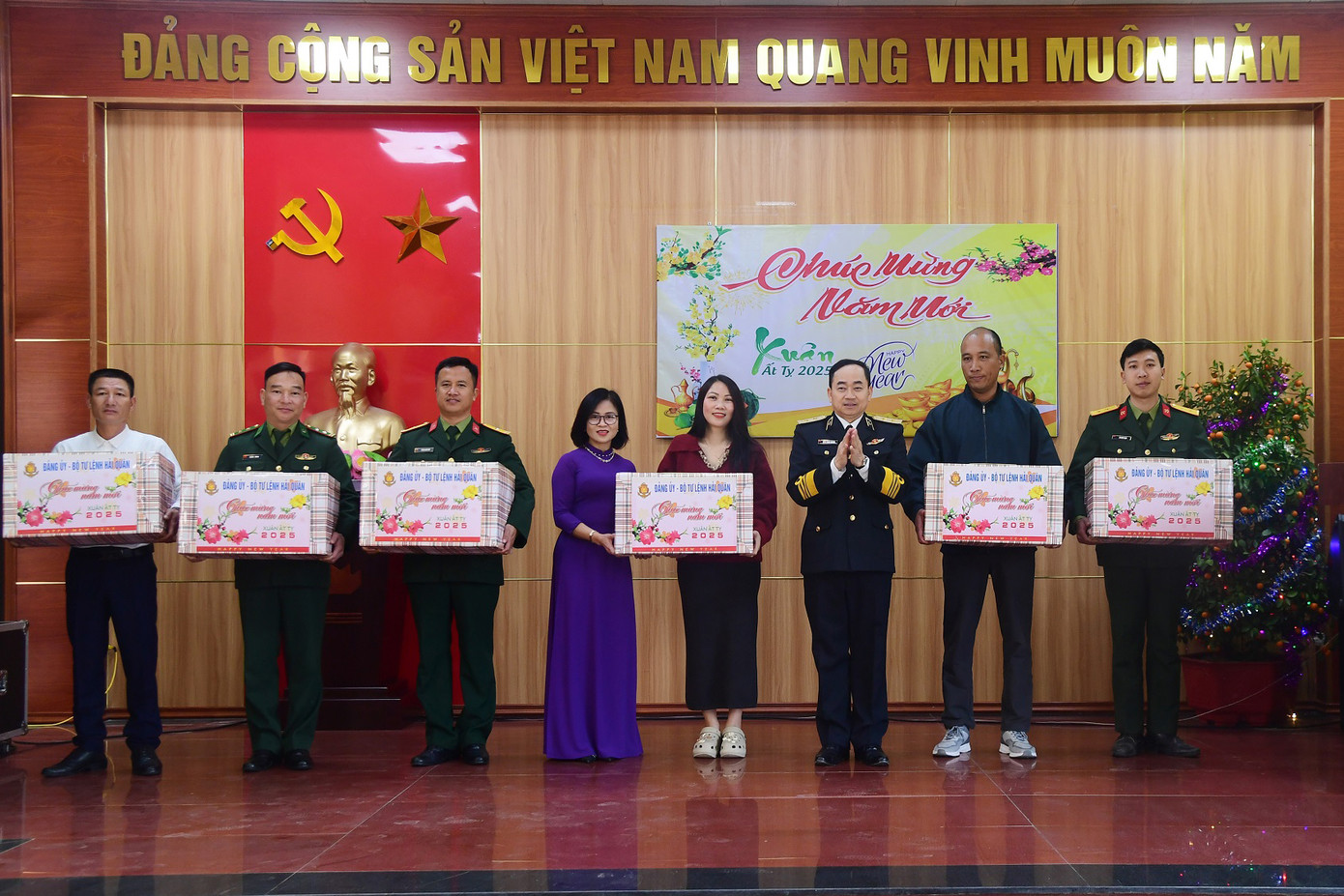 Tư lệnh Hải quân và đoàn công tác tặng quà nhân dân và các lực lượng đóng quân trên đảo Trần. Tư lệnh Hải quân và đoàn công tác tặng quà nhân dân và các lực lượng đóng quân trên đảo Trần.