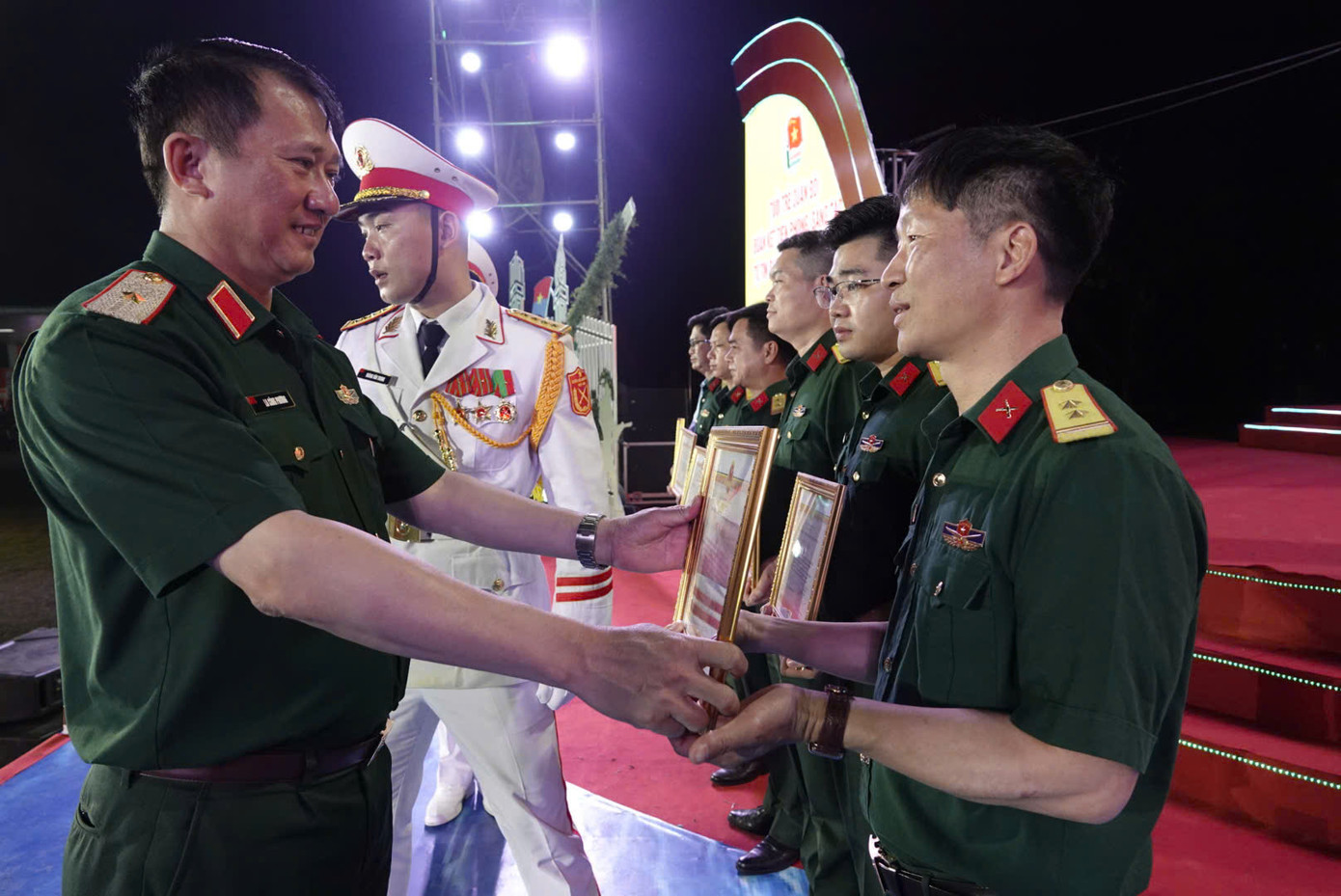 Ban tổ chức chương trình trao thưởng các tác giả, nhóm tác giả đoạt giải B và giải C.