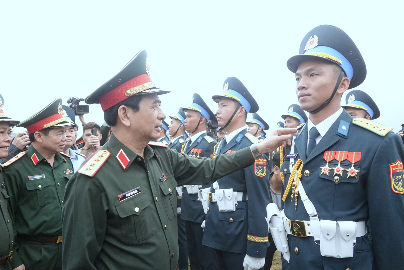 Đại tướng Phan Văn Giang và Đại tướng Nguyễn Tân Cương kiểm tra, động viên các khối hợp luyện diễu binh tại TB4. Đại tướng Phan Văn Giang và Đại tướng Nguyễn Tân Cương kiểm tra, động viên các khối hợp luyện diễu binh tại TB4.