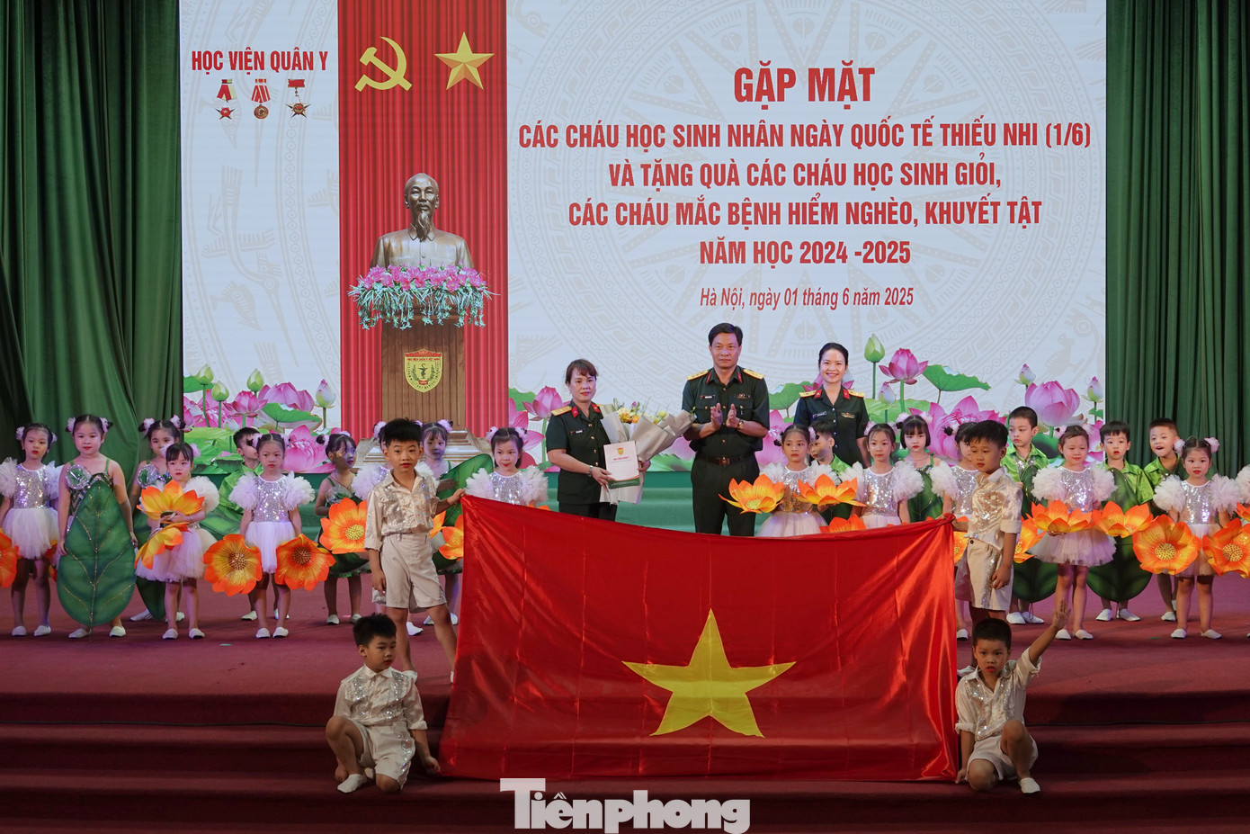 Học sinh trường mầm non Hoa Phượng Đỏ (Học viện Quân y) biểu diễn văn nghệ tại chương trình. Học sinh trường mầm non Hoa Phượng Đỏ (Học viện Quân y) biểu diễn văn nghệ tại chương trình.