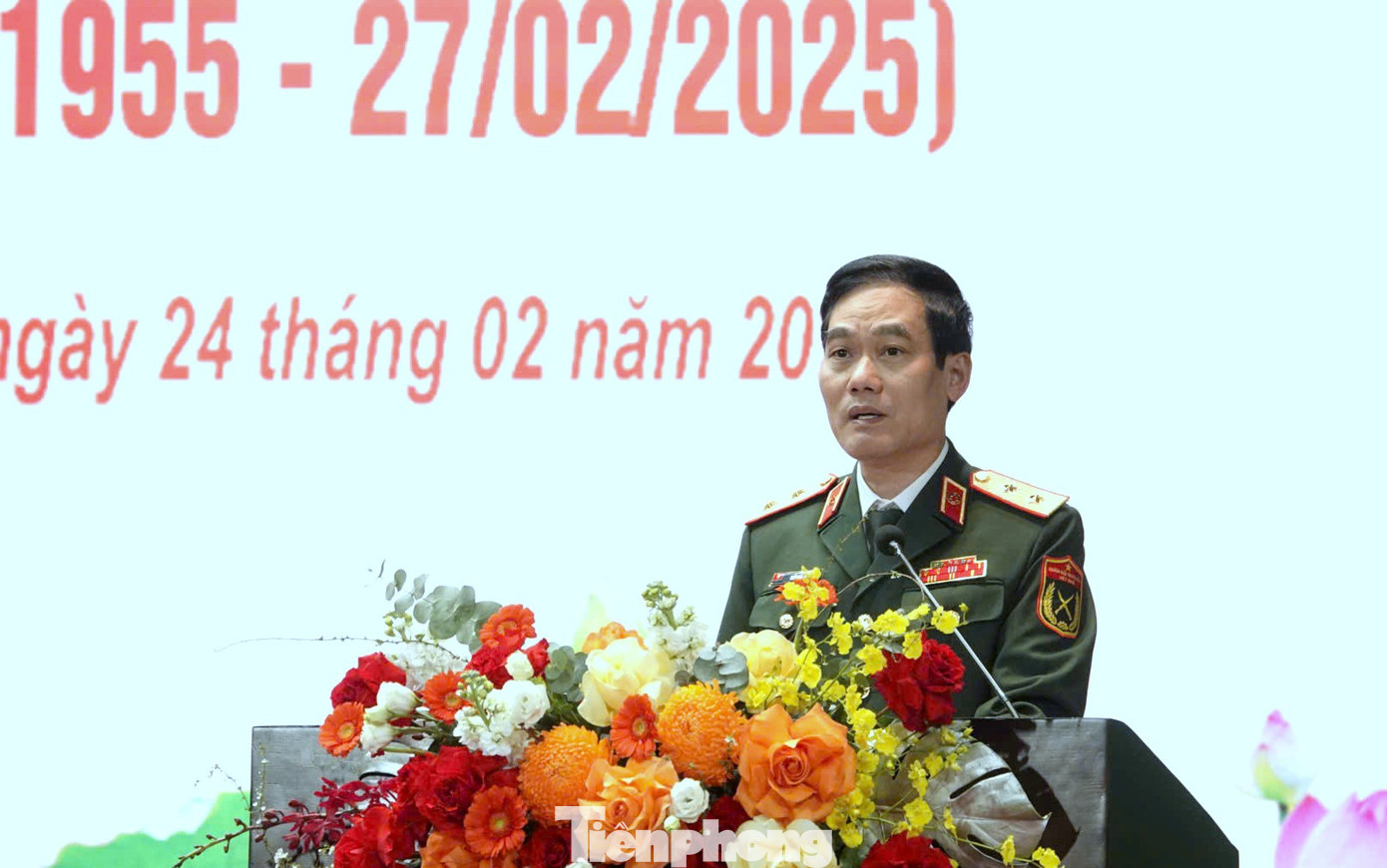 Trung tướng, GS.TS Trần Viết Tiến - Giám đốc Học viện Quân y, báo cáo với Thủ tướng về những kết quả, thành tích nổi bật của Học viện.