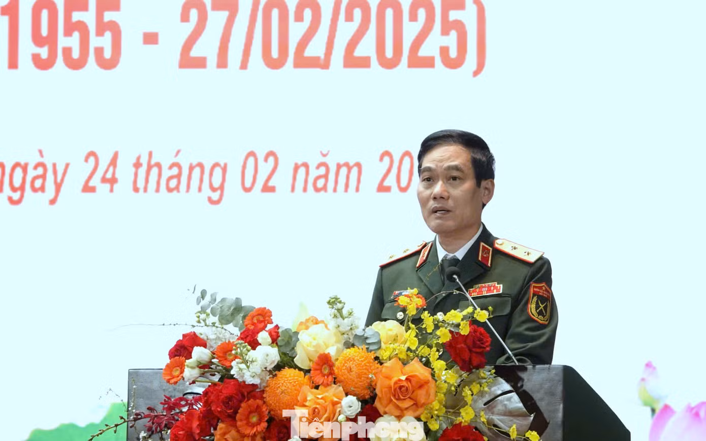 Trung tướng, GS.TS Trần Viết Tiến - Giám đốc Học viện Quân y, báo cáo với Thủ tướng về những kết quả, thành tích nổi bật của Học viện.