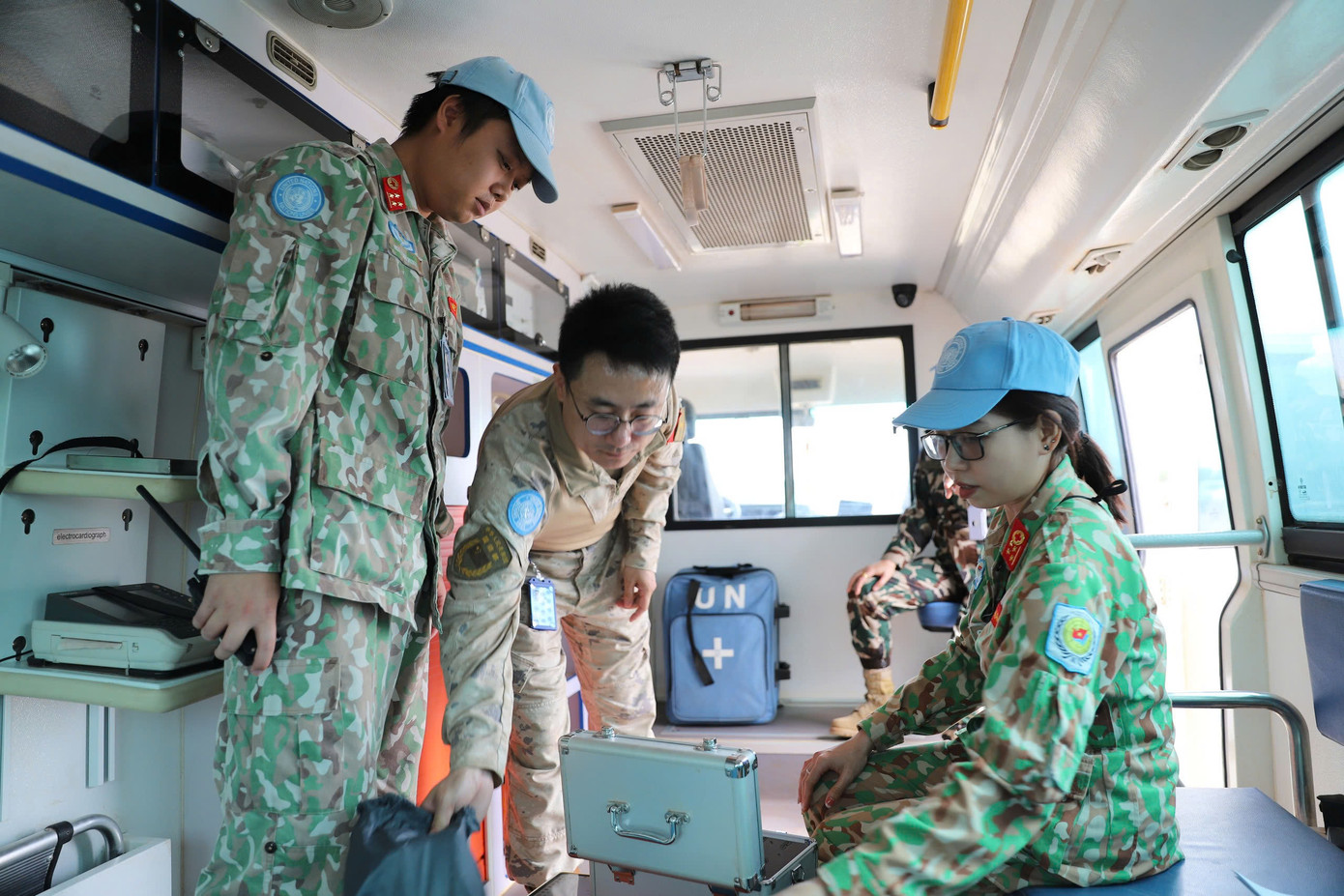 Đoàn kiểm tra tiến hành kiểm tra công tác bảo đảm quân y của đơn vị.