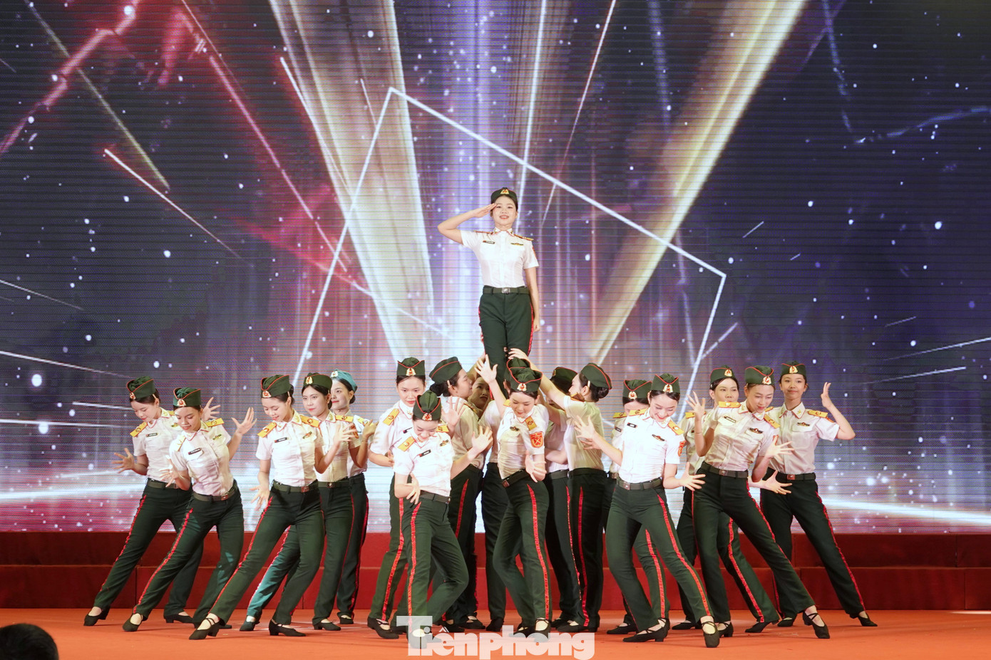 Phần thi dân vũ thể thao và các vũ điệu quy định trong Quân đội do các bóng hồng Tổng cục Chính trị và Quân đoàn 12 công diễn tại lễ bế mạc.