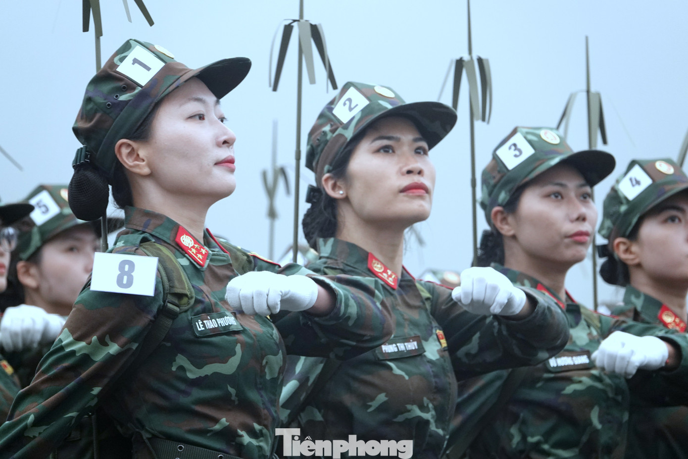 Khối nữ sĩ quan Thông tin với những bóng hồng đến từ Binh chủng Thông tin - Liên lạc và một số đơn vị khác. Khối nữ sĩ quan Thông tin với những bóng hồng đến từ Binh chủng Thông tin - Liên lạc và một số đơn vị khác.