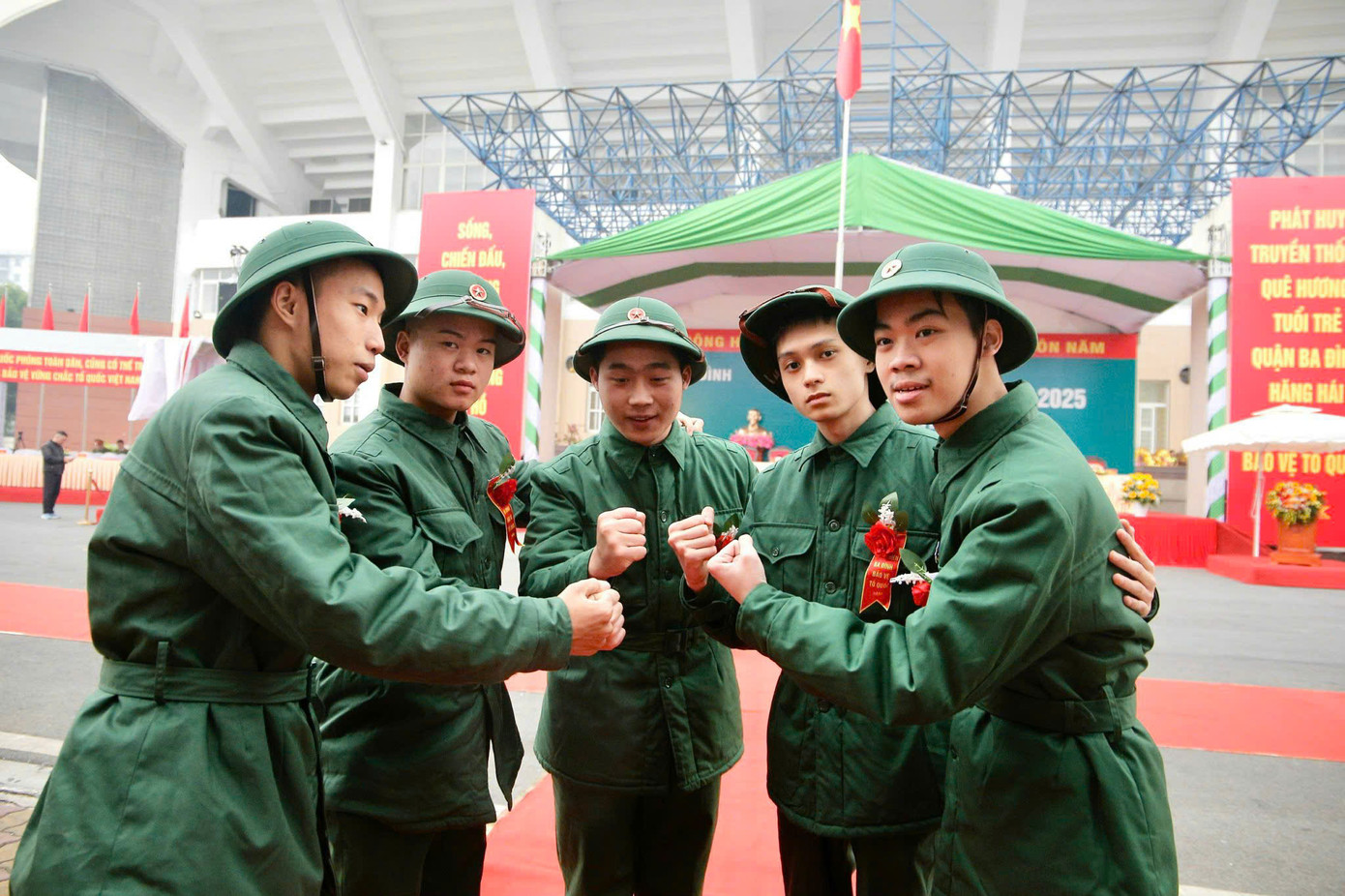 Các tân binh thể hiện quyết tâm xây dựng Quân đội, bảo vệ Tổ quốc. Các tân binh thể hiện quyết tâm xây dựng Quân đội, bảo vệ Tổ quốc.