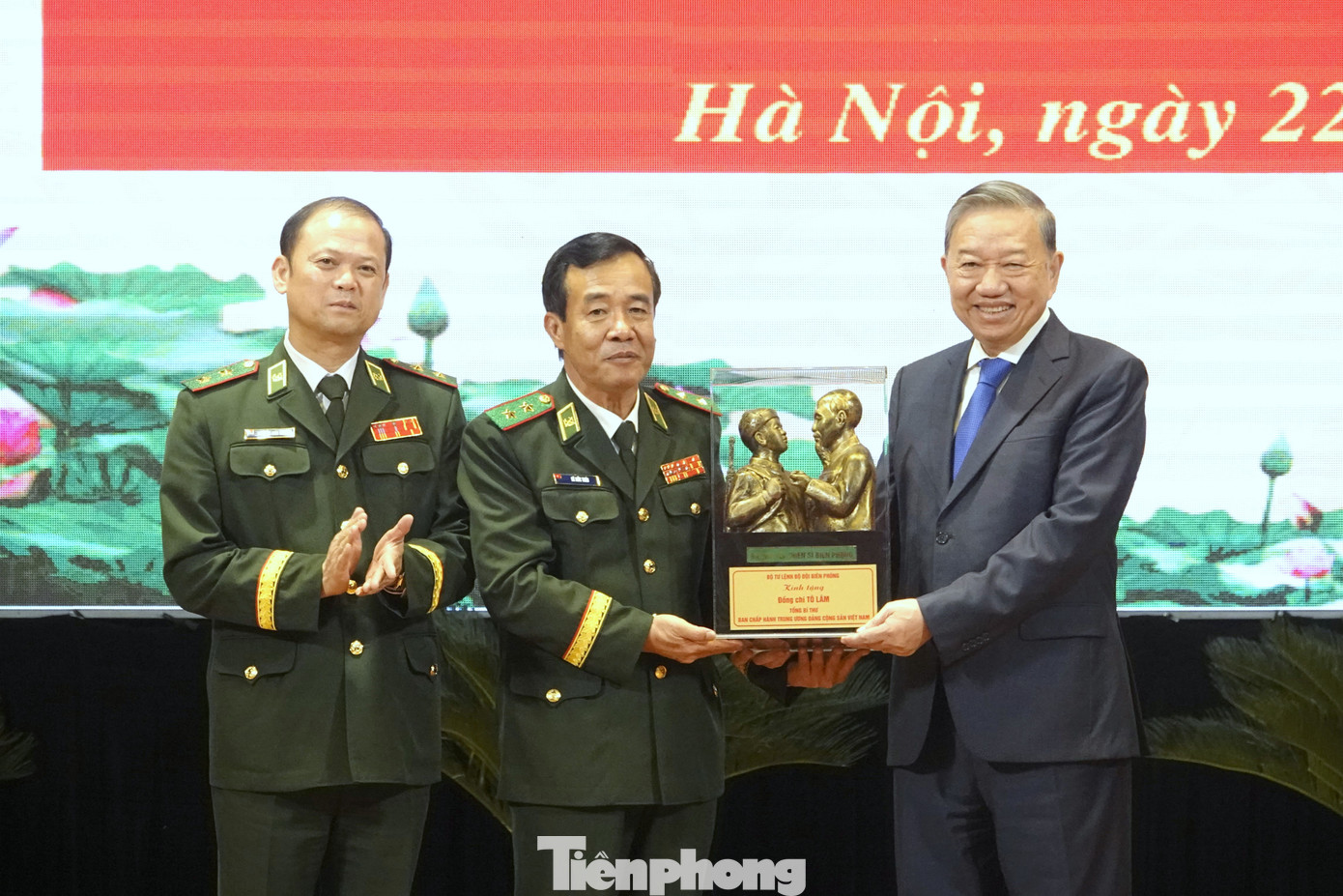 Đảng ủy, Bộ Tư lệnh BĐBP trao tặng Tổng Bí thư Tô Lâm bức tượng Bác Hồ với chiến sĩ Biên phòng.