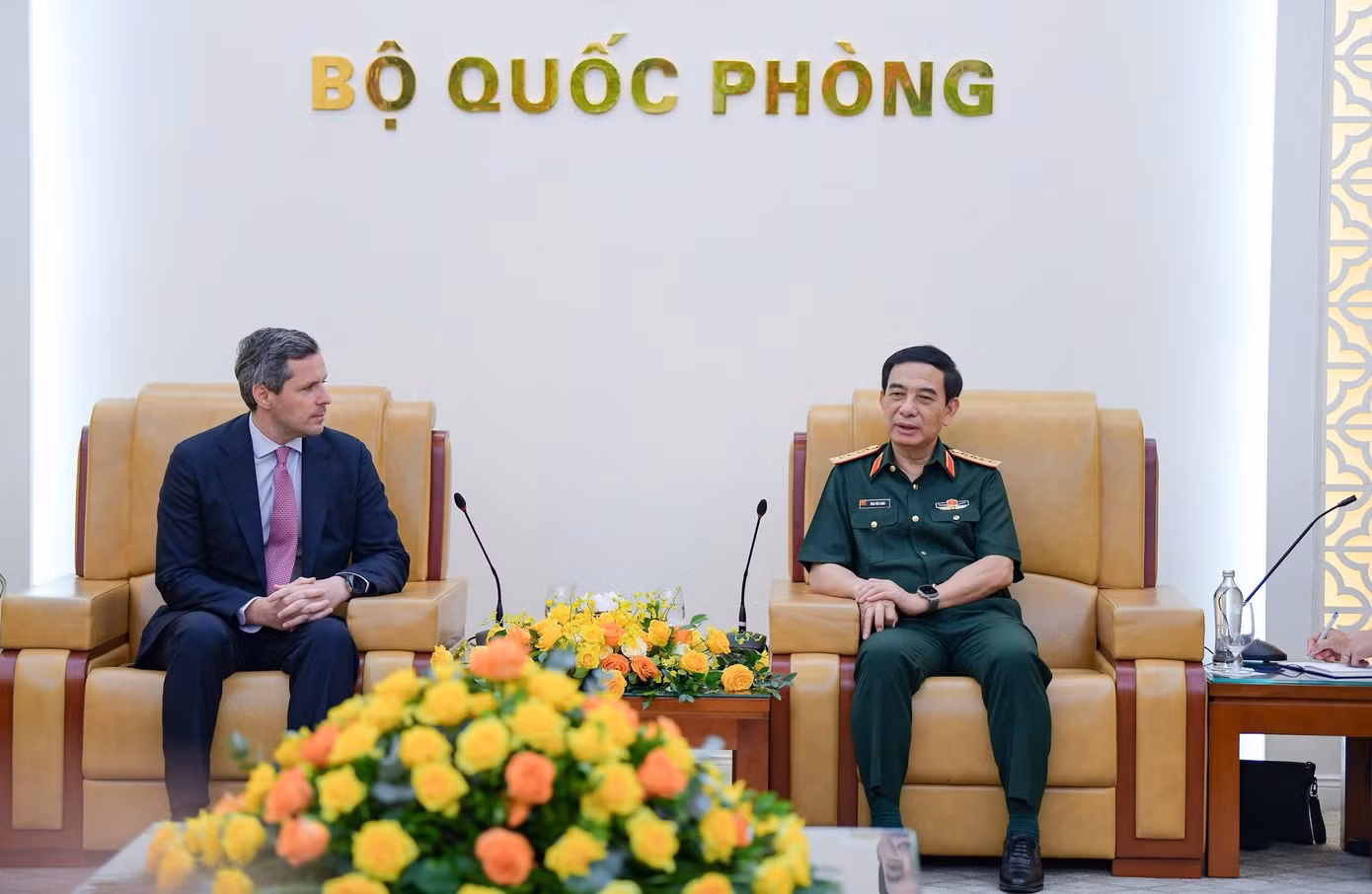 Đại tướng Phan Văn Giang - Bộ trưởng Bộ Quốc phòng, tiếp Quốc vụ khanh Quốc phòng Italy Matteo Perego di Cremnago, sáng 2/7.