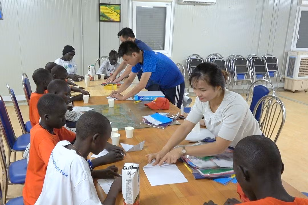 Cán bộ, nhân viên Đội Công binh số 3 hướng dẫn các em nhỏ làm đồ chơi từ những vật liệu tái chế. Cán bộ, nhân viên Đội Công binh số 3 hướng dẫn các em nhỏ làm đồ chơi từ những vật liệu tái chế.