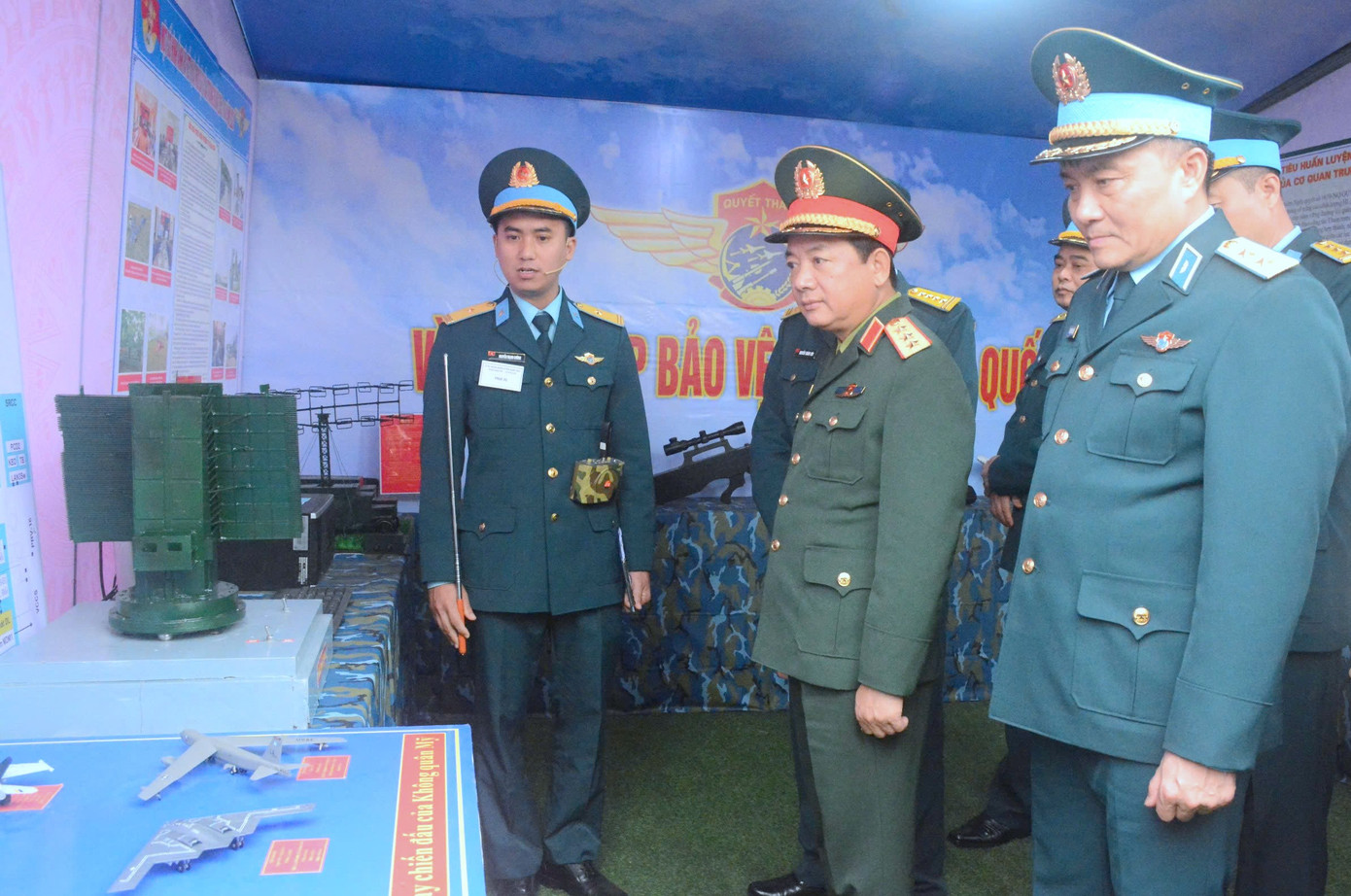 Thượng tướng Trịnh Văn Quyết và các đại biểu tham quan sáng kiến cải tiến, mô hình học cụ của Trung đoàn 285.