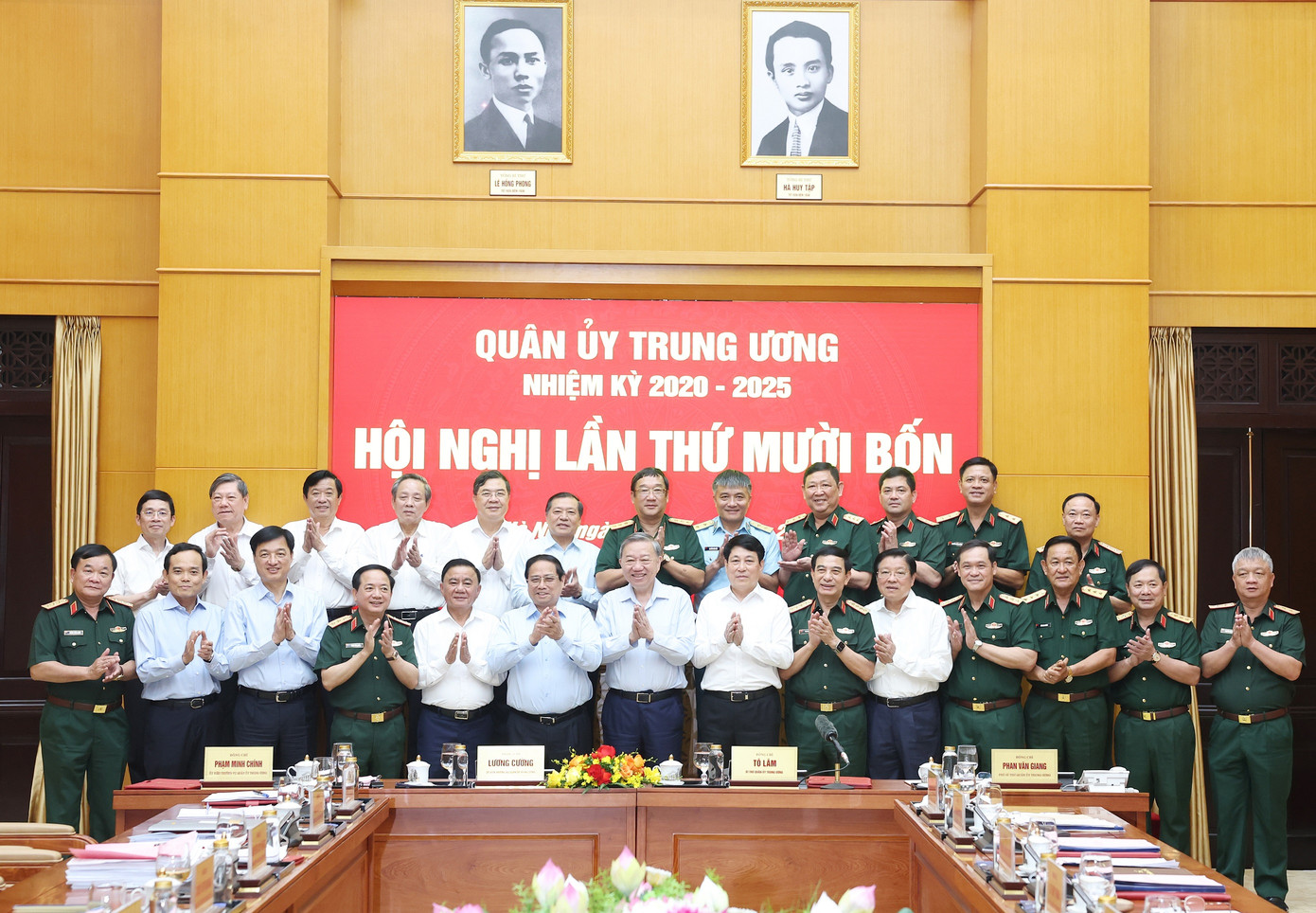 Tổng Bí thư Tô Lâm, Chủ tịch nước Lương Cường, Thủ tướng Phạm Minh Chính và các đại biểu dự hội nghị.
