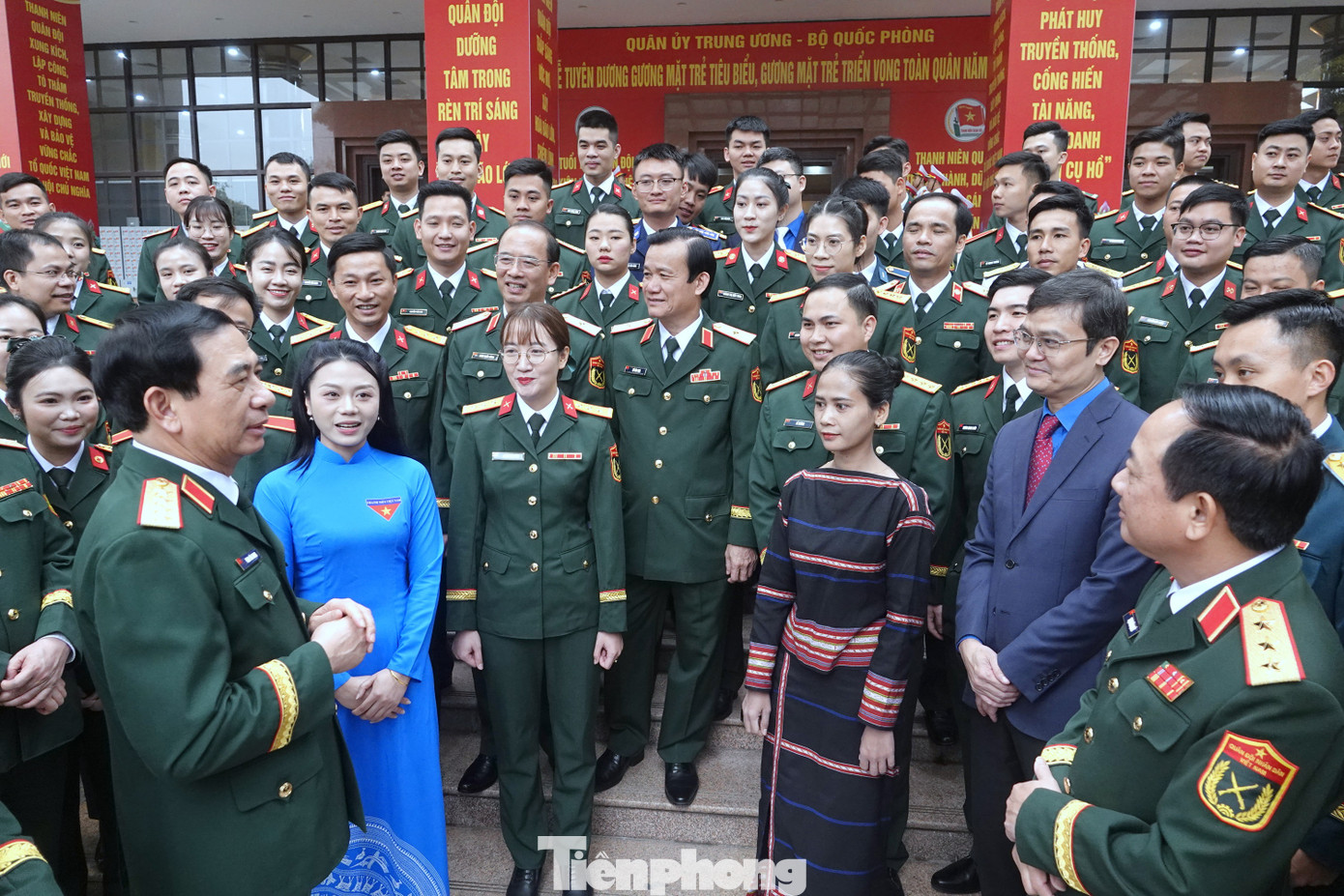 Lãnh đạo Quân ủy Trung ương - Bộ Quốc phòng và Trung ương Đoàn trò chuyện với các đại biểu về dự chương trình tuyên dương. Ảnh: Nguyễn Minh Lãnh đạo Quân ủy Trung ương - Bộ Quốc phòng và Trung ương Đoàn trò chuyện với các đại biểu về dự chương trình tuyên dương. Ảnh: Nguyễn Minh