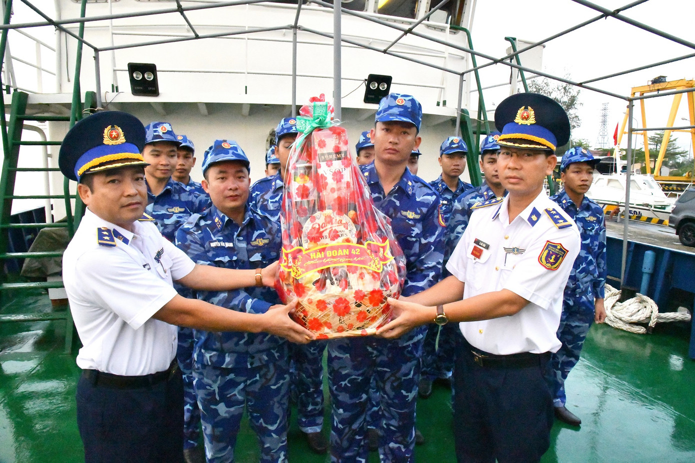 Nhiệm vụ trực Tết của tàu Cảnh sát biển 6009 góp phần bảo vệ chủ quyền biển đảo, giữ gìn sự bình yên cho Tổ quốc và để nhân dân đón xuân mới yên vui. Nhiệm vụ trực Tết của tàu Cảnh sát biển 6009 góp phần bảo vệ chủ quyền biển đảo, giữ gìn sự bình yên cho Tổ quốc và để nhân dân đón xuân mới yên vui.