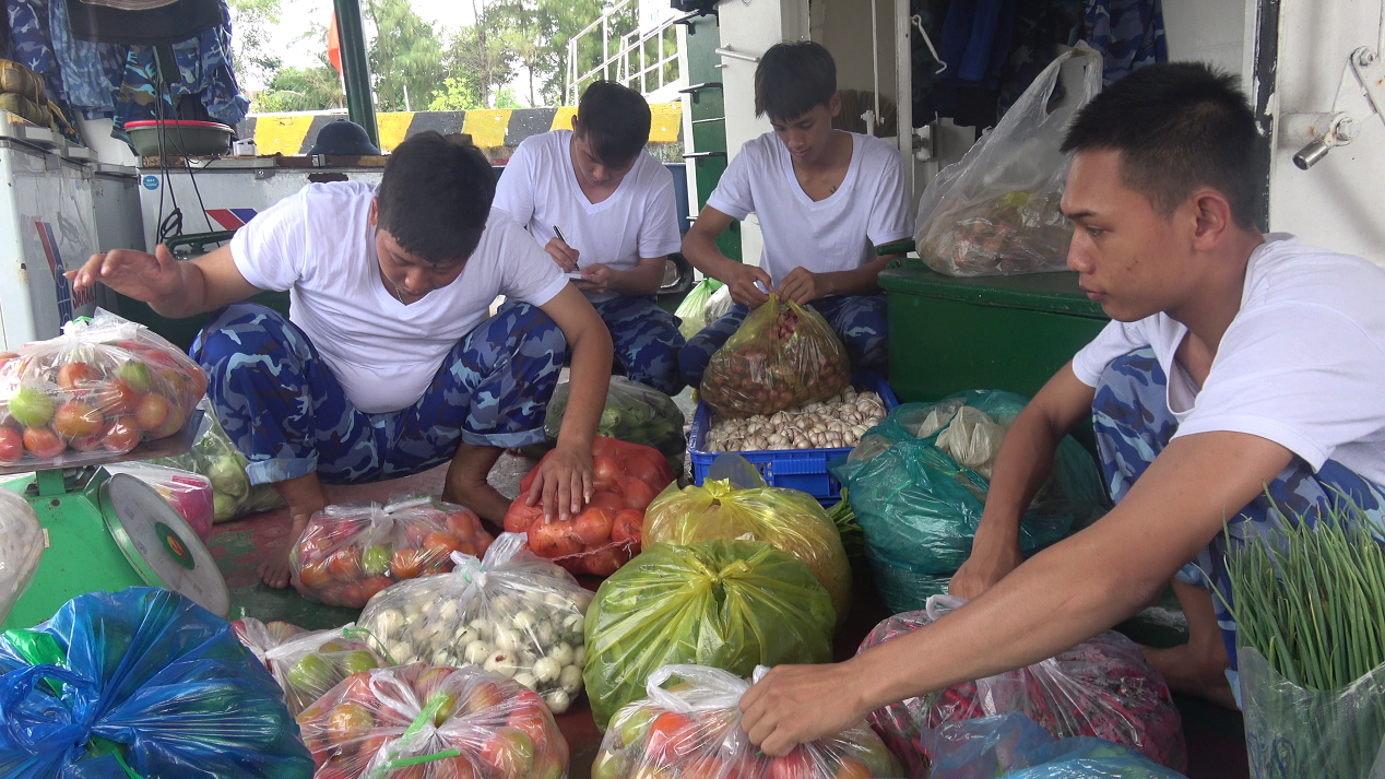 Chiến sĩ tàu Cảnh sát biển 6009 chuẩn bị lương thực, thực phẩm đi biển. Chiến sĩ tàu Cảnh sát biển 6009 chuẩn bị lương thực, thực phẩm đi biển.