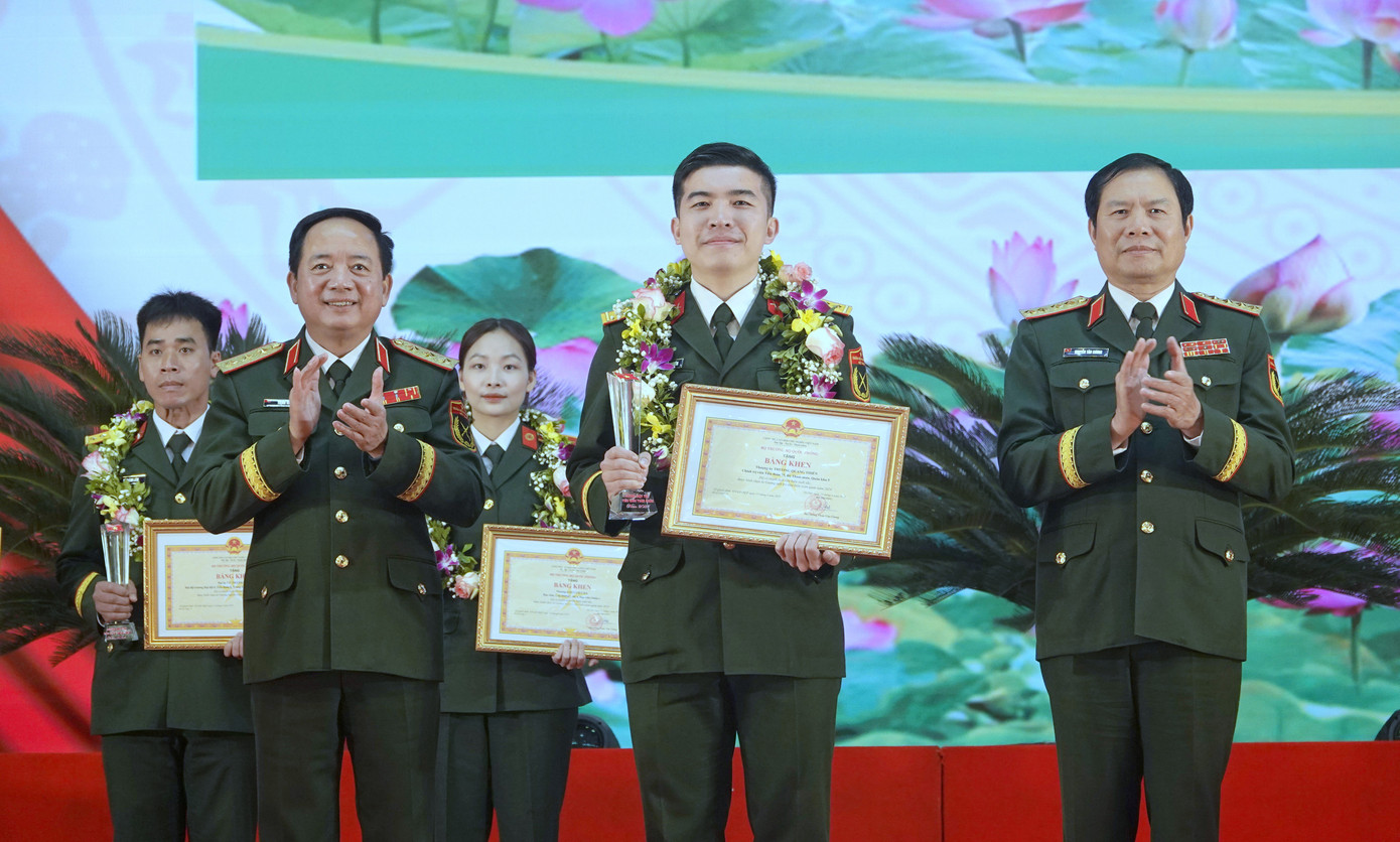 Lãnh đạo Tổng cục Chính trị và Bộ Tổng tham mưu Quân đội nhân dân Việt Nam trao danh hiệu Gương mặt trẻ tiêu biểu toàn quân năm 2024 tặng Đại úy Trương Quang Thiên. Ảnh: Nguyễn Minh