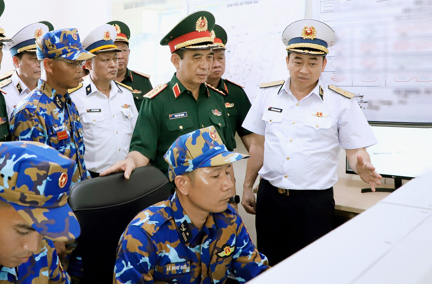 Đại tướng Phan Văn Giang - Bộ trưởng Bộ Quốc phòng thăm, kiểm tra tại một trạm ra đa Hải quân.