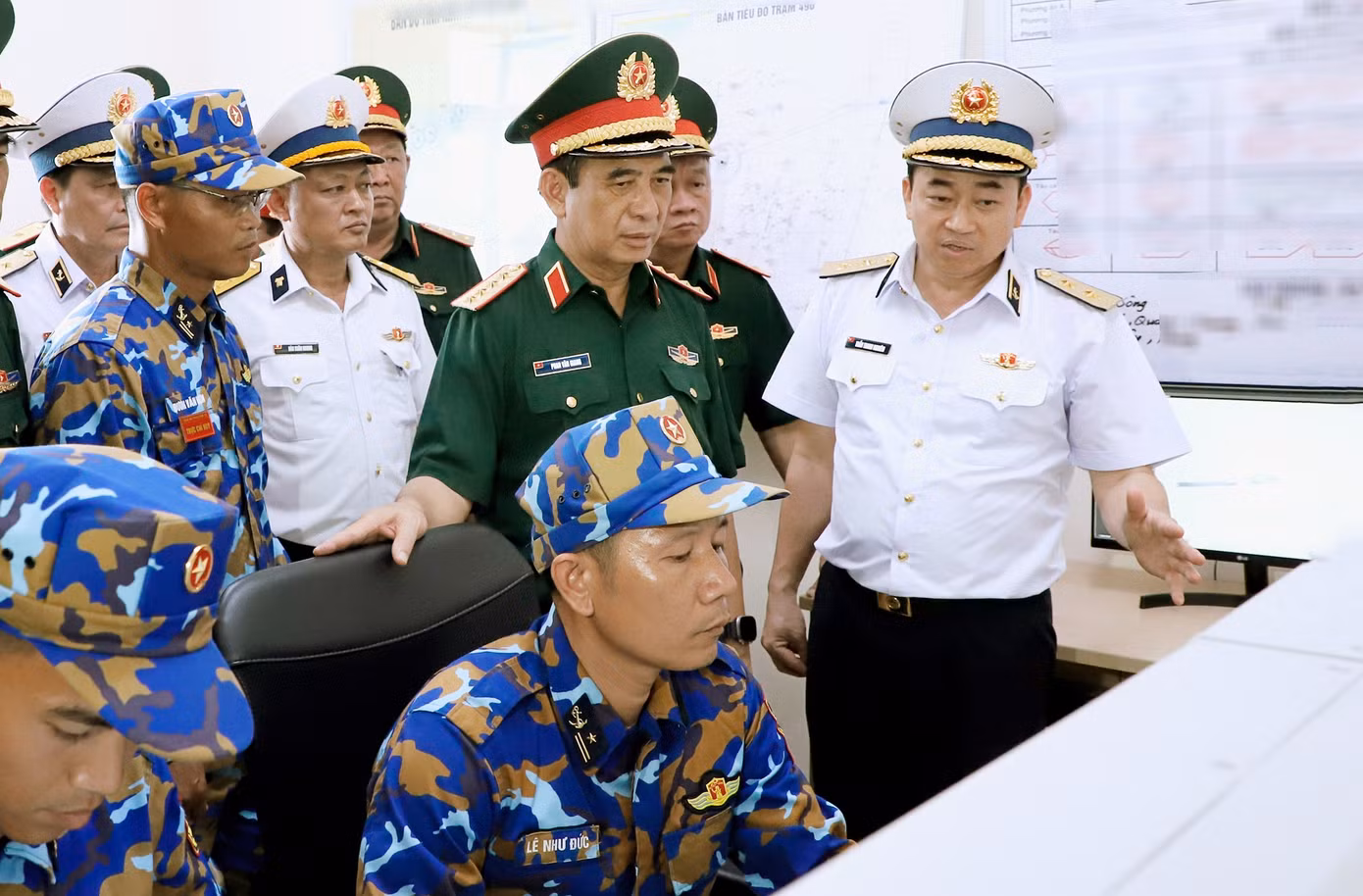 Đại tướng Phan Văn Giang - Bộ trưởng Bộ Quốc phòng thăm, kiểm tra tại một trạm ra đa Hải quân.