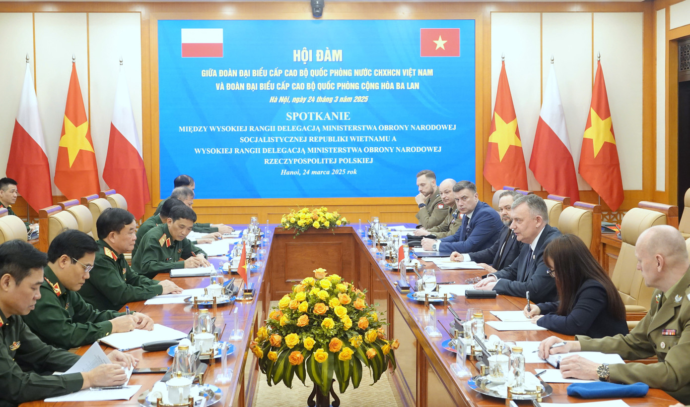 Lãnh đạo Bộ Quốc phòng và đoàn đại biểu quân sự hai nước tham dự hội đàm.