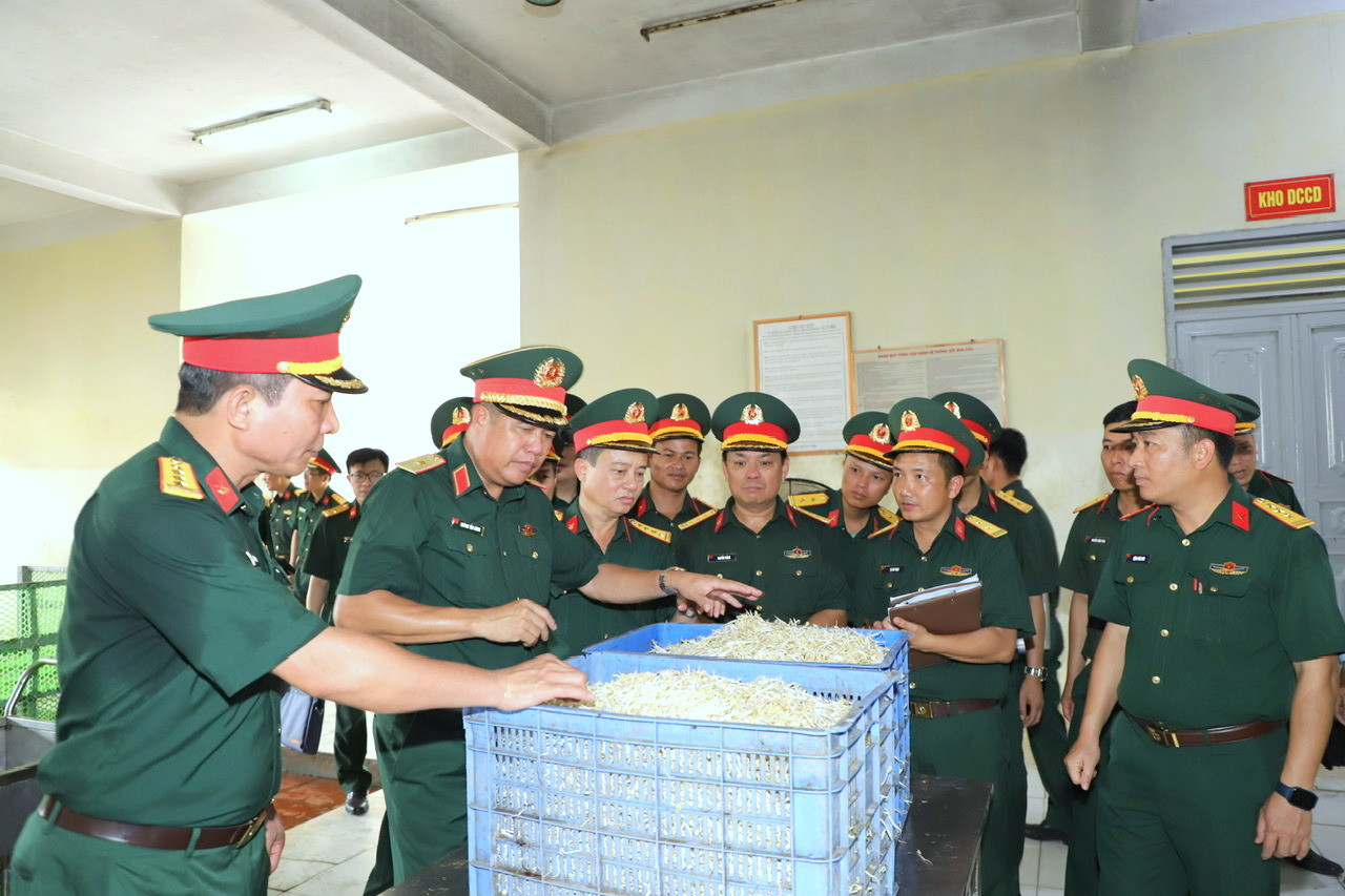 Lãnh đạo Tổng cục Hậu cần - Kỹ thuật kiểm tra công tác đảm bảo hậu cần cho lực lượng thực hiện nhiệm vụ A80 tại Hà Nội. Lãnh đạo Tổng cục Hậu cần - Kỹ thuật kiểm tra công tác đảm bảo hậu cần cho lực lượng thực hiện nhiệm vụ A80 tại Hà Nội.