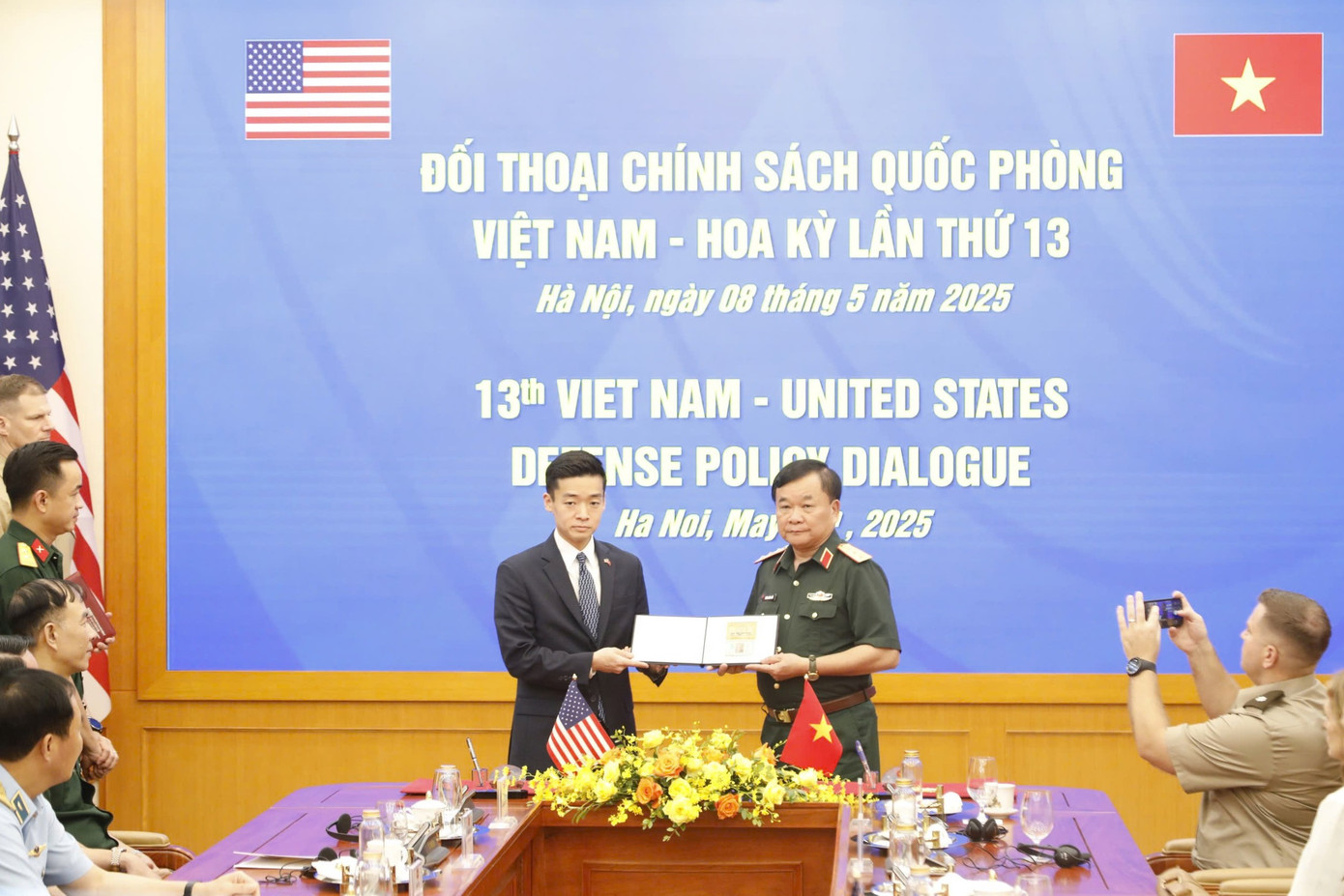 Hai bên bàn giao Hồ sơ kỷ vật chiến tranh và trao thư của Bộ trưởng Bộ Quốc phòng Việt Nam gửi Bộ trưởng Bộ Quốc phòng Mỹ